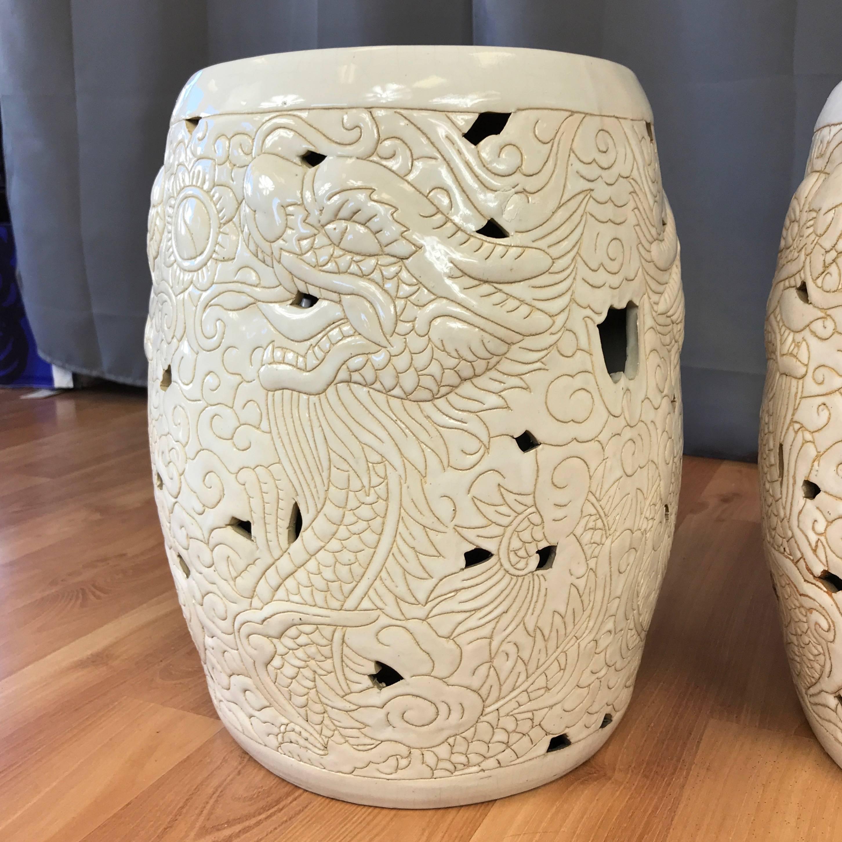 Paire de tabourets de jardin chinois vintage en céramique blanche à motif de dragon 1