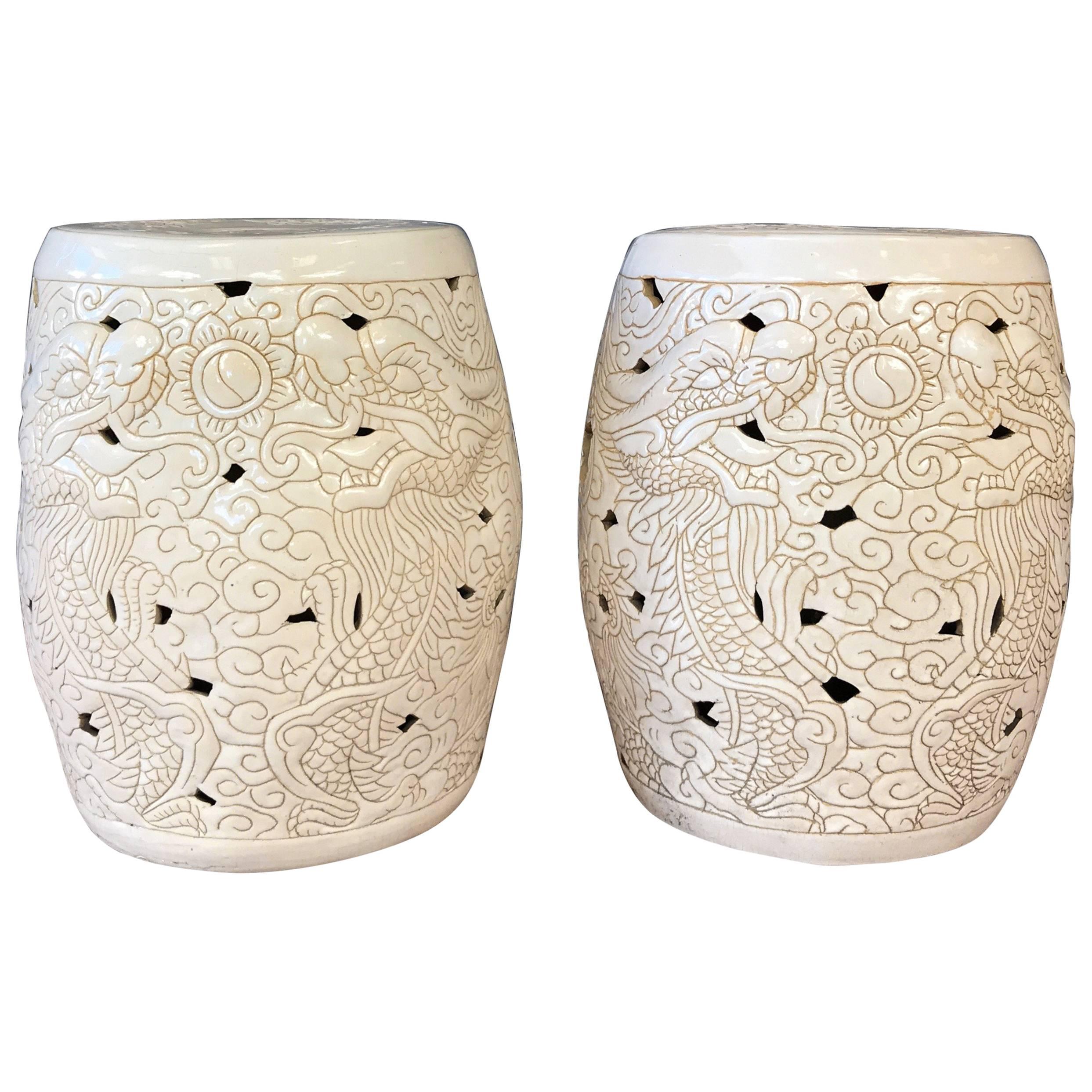 Paire de tabourets de jardin chinois vintage en céramique blanche à motif de dragon
