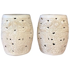 Paire de tabourets de jardin chinois vintage en céramique blanche à motif de dragon