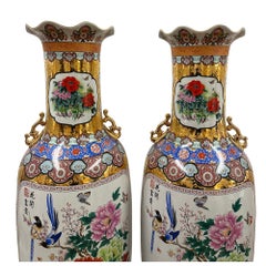 Pareja de jarrones de suelo de porcelana china vintage Famille Rose