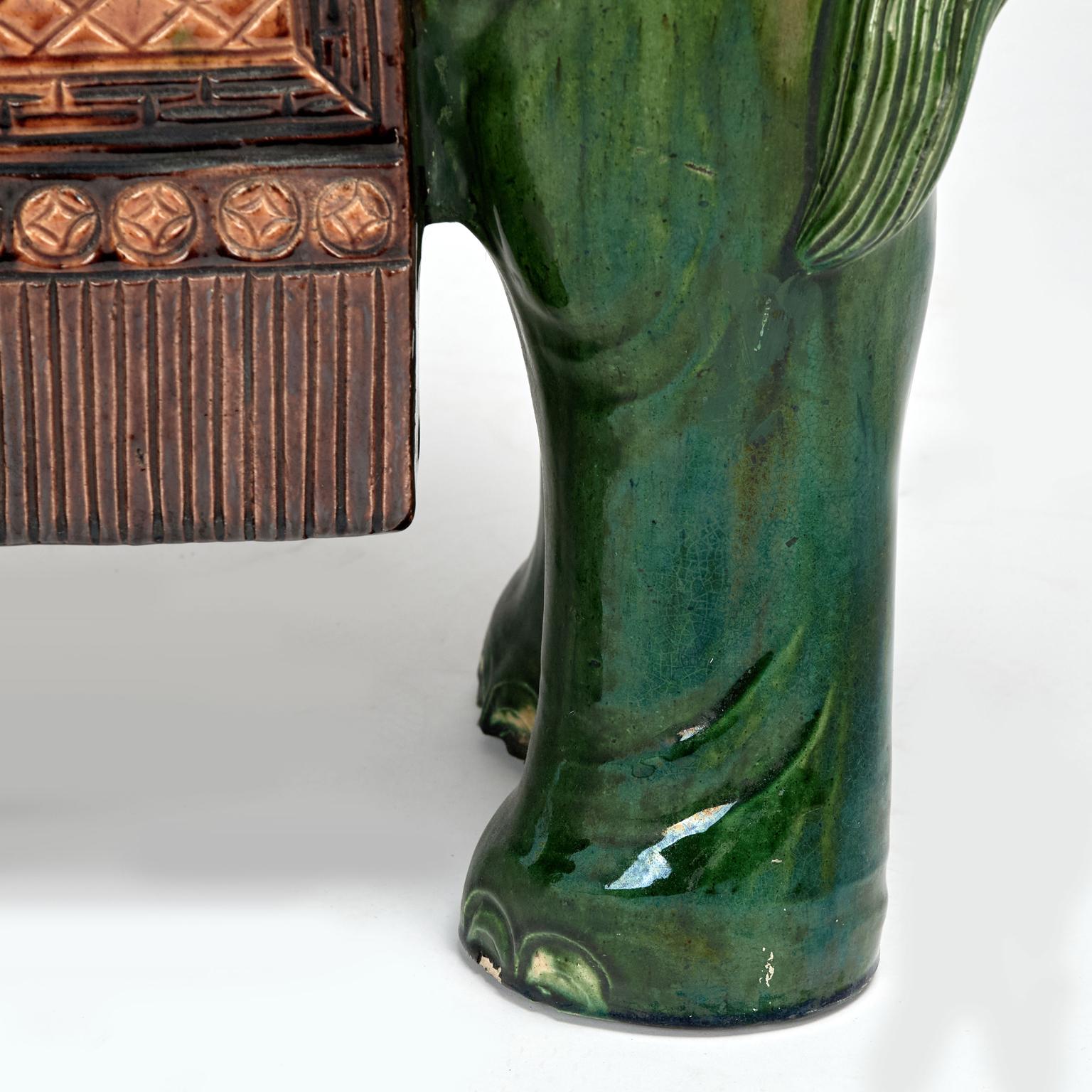 Coppia di sedute da giardino o di supporti per elefanti in terracotta smaltata cinese d'epoca in vendita 3