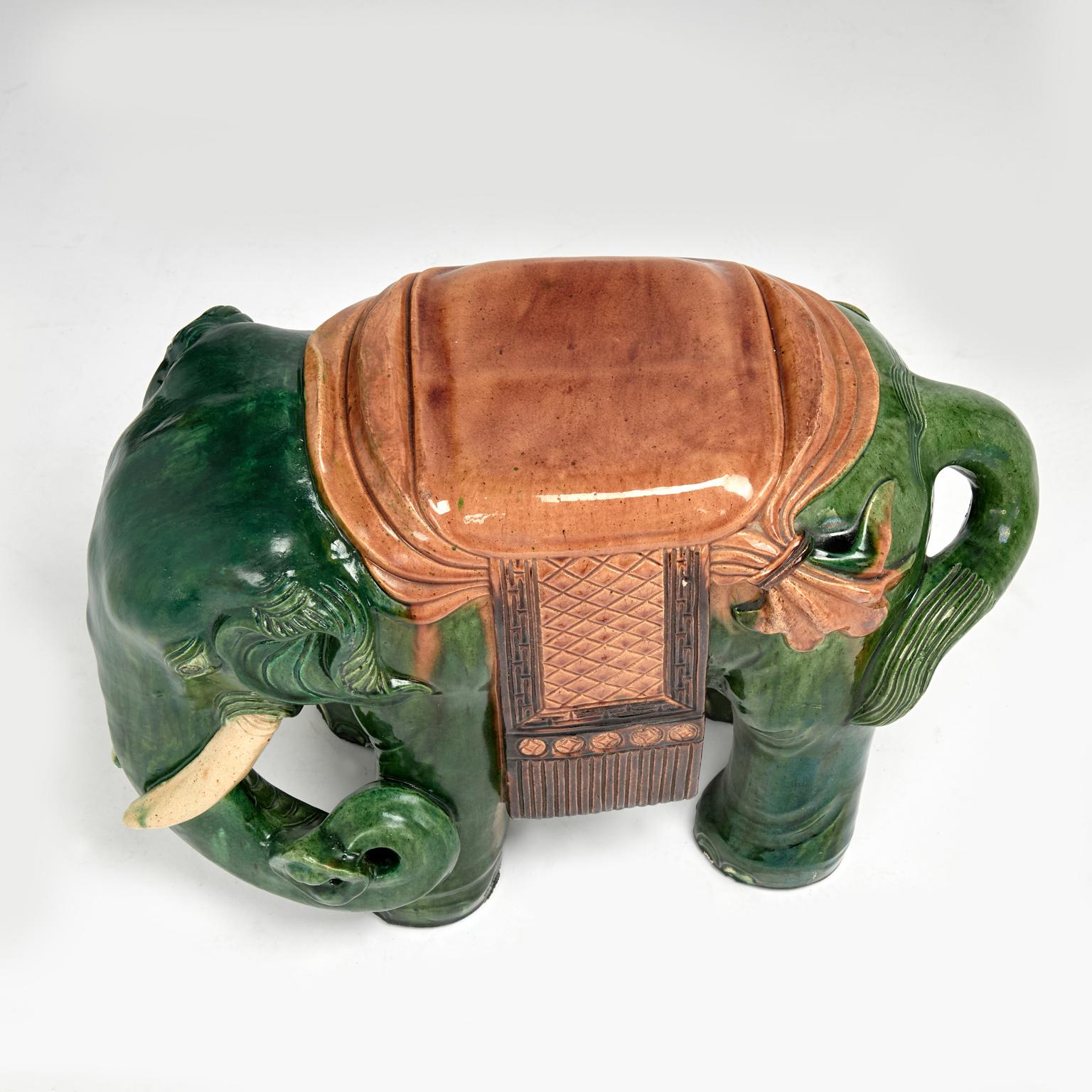 Coppia di sedute da giardino o di supporti per elefanti in terracotta smaltata cinese d'epoca in vendita 4