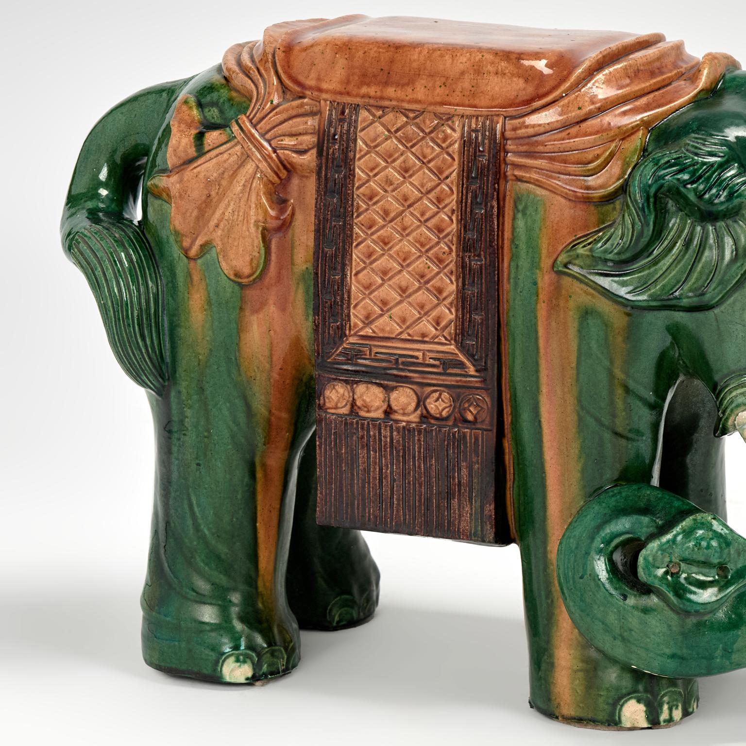 Coppia di sedute da giardino o di supporti per elefanti in terracotta smaltata cinese d'epoca in vendita 7