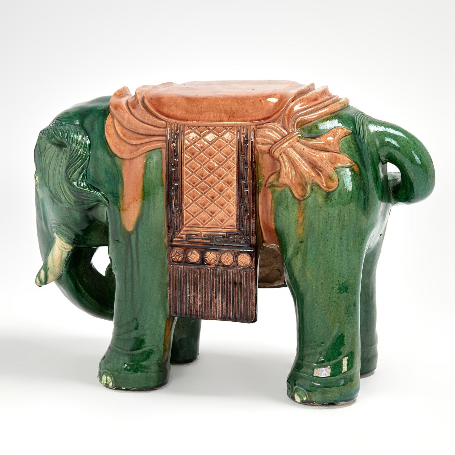 Coppia di sedute da giardino o di supporti per elefanti in terracotta smaltata cinese d'epoca in vendita 9
