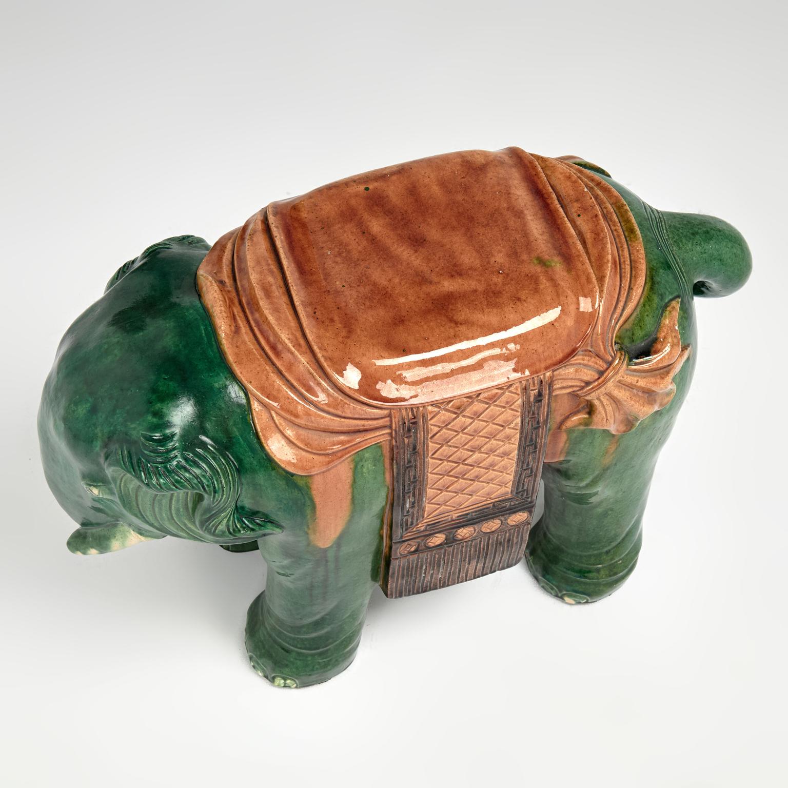 Coppia di sedute da giardino o di supporti per elefanti in terracotta smaltata cinese d'epoca in vendita 10