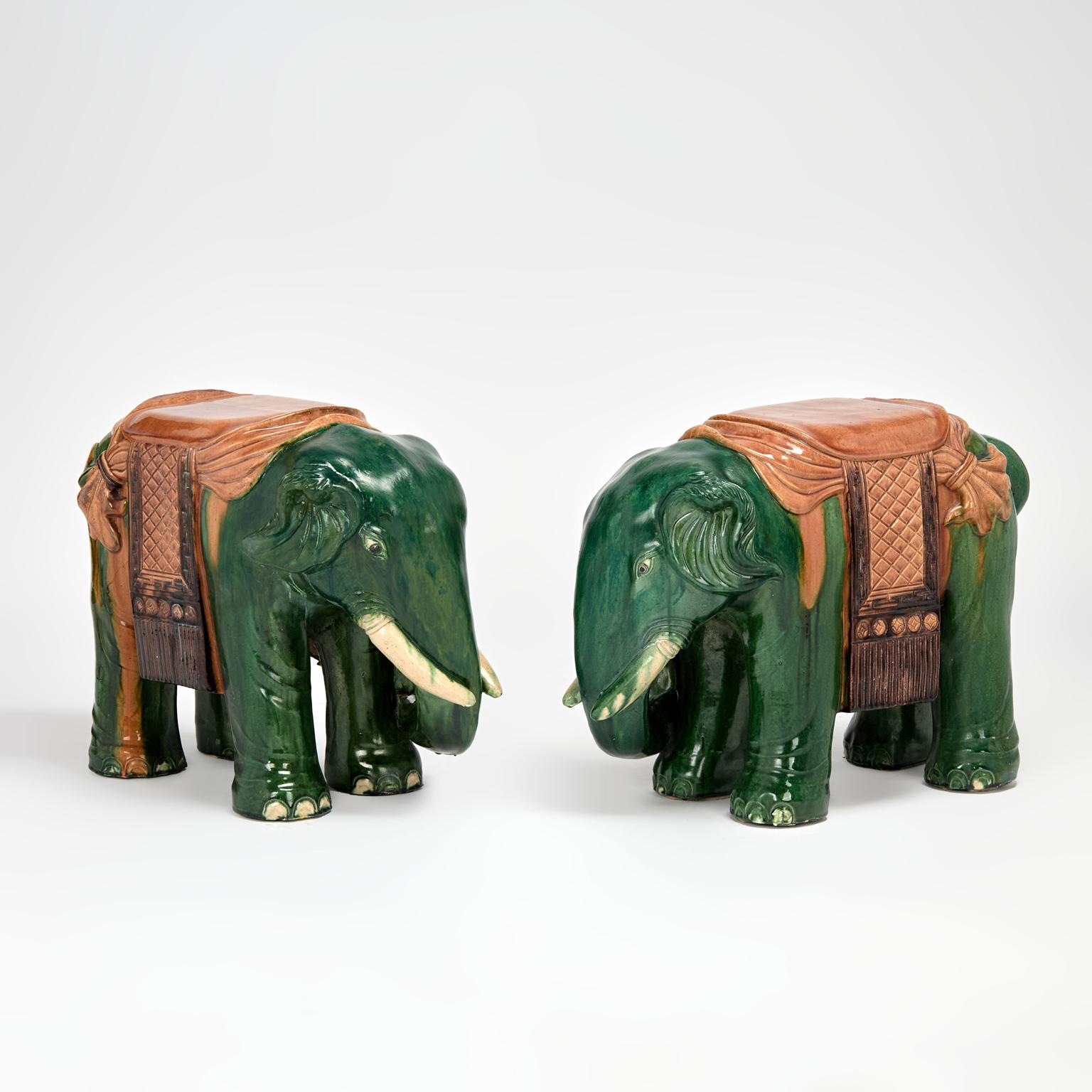 Coppia di sedili o supporti cinesi d'epoca realizzati in terracotta a forma di elefante e decorati a mano con i tradizionali colori spinaci e uovo sotto smalto. 