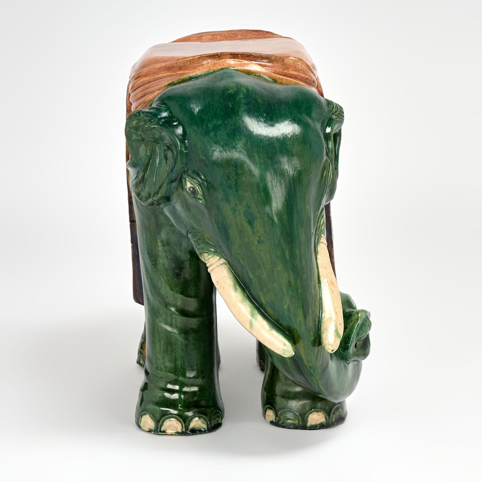 Cinese Coppia di sedute da giardino o di supporti per elefanti in terracotta smaltata cinese d'epoca in vendita