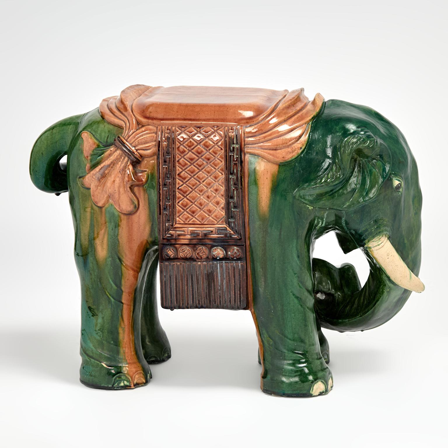 Coppia di sedute da giardino o di supporti per elefanti in terracotta smaltata cinese d'epoca In condizioni buone in vendita a Palm Beach, FL