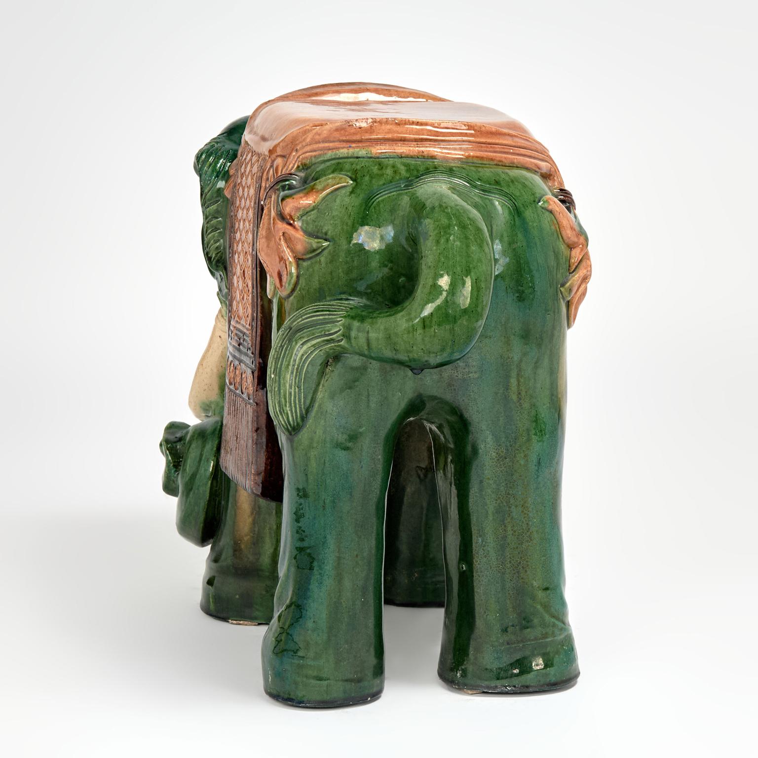 XX secolo Coppia di sedute da giardino o di supporti per elefanti in terracotta smaltata cinese d'epoca in vendita