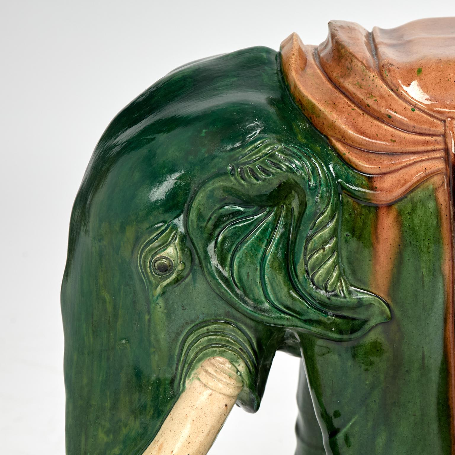 Terracotta Coppia di sedute da giardino o di supporti per elefanti in terracotta smaltata cinese d'epoca in vendita