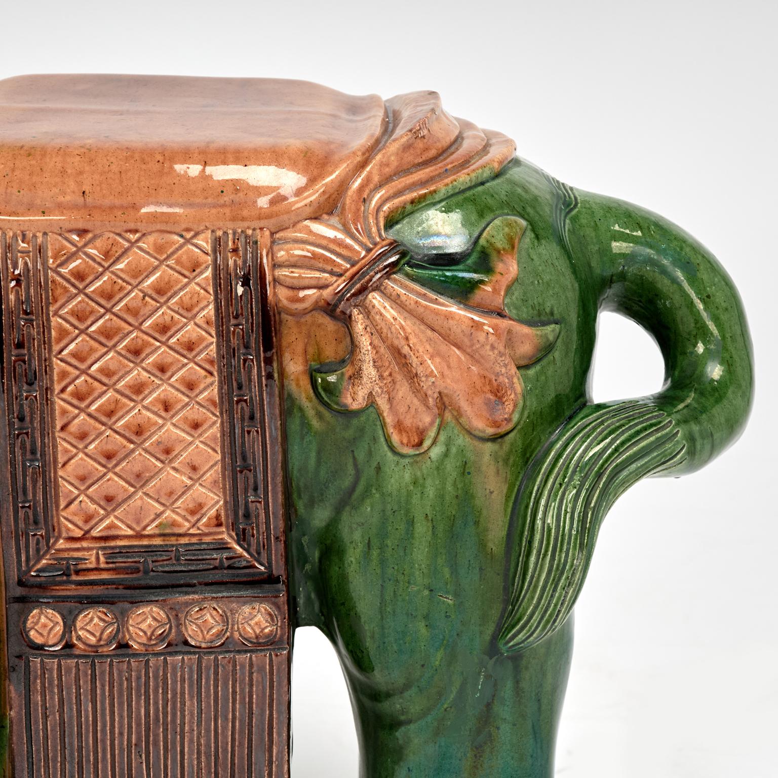 Coppia di sedute da giardino o di supporti per elefanti in terracotta smaltata cinese d'epoca in vendita 2