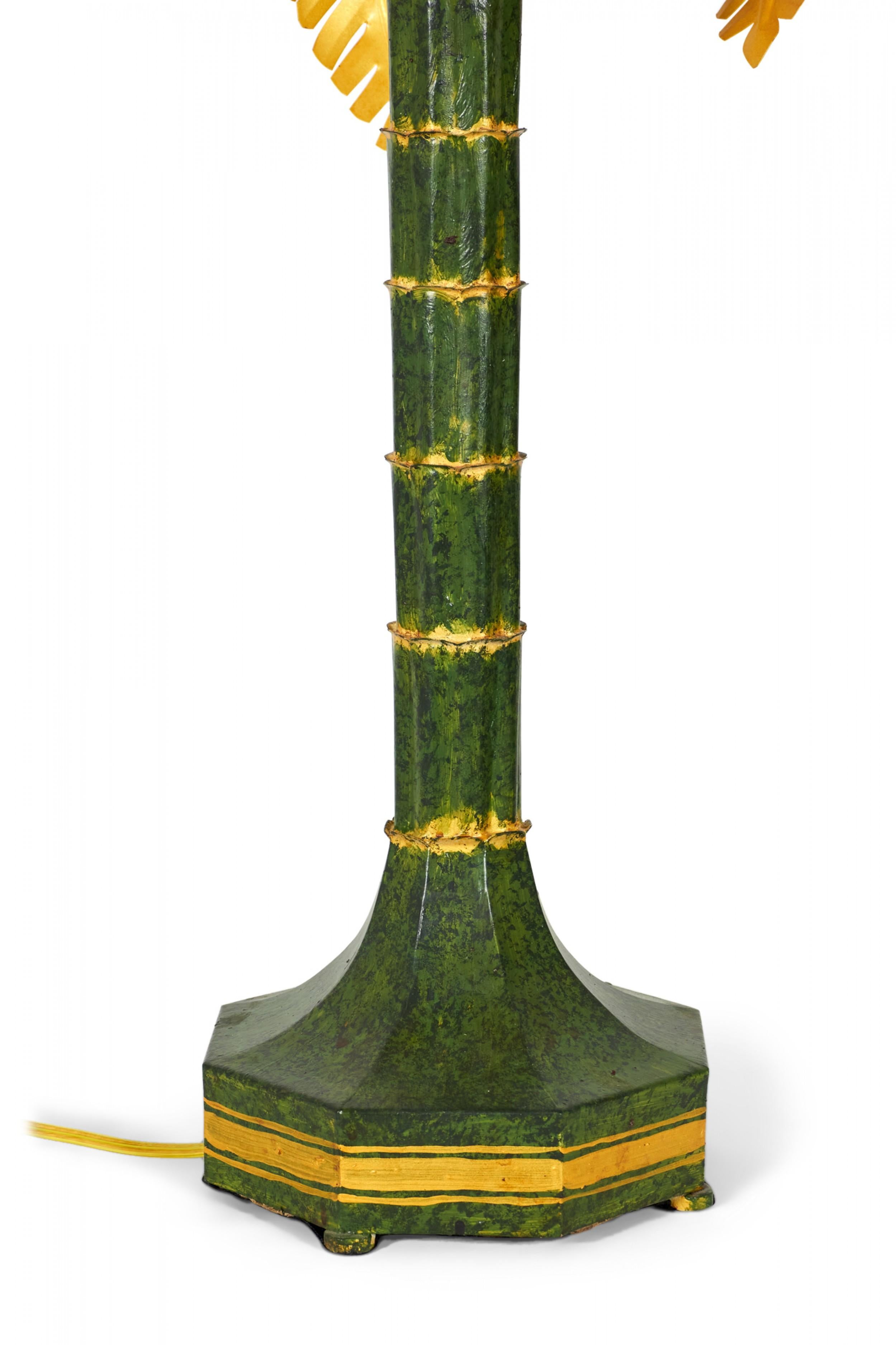 Coppia di lampade da tavolo cinesi d'epoca in oro e verde a forma di albero di palma in vendita 2