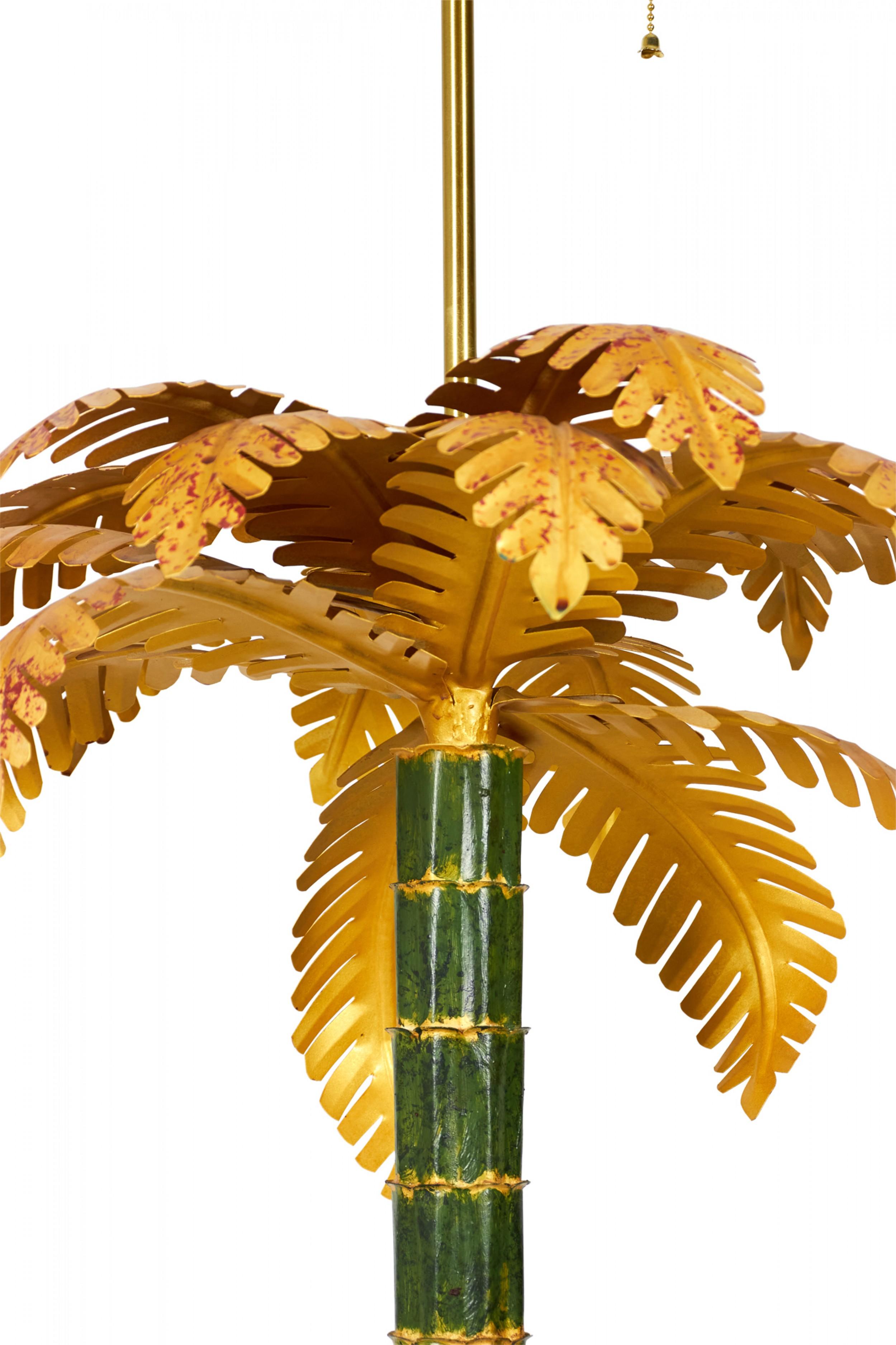 Coppia di lampade da tavolo cinesi d'epoca in oro e verde a forma di albero di palma in vendita 3