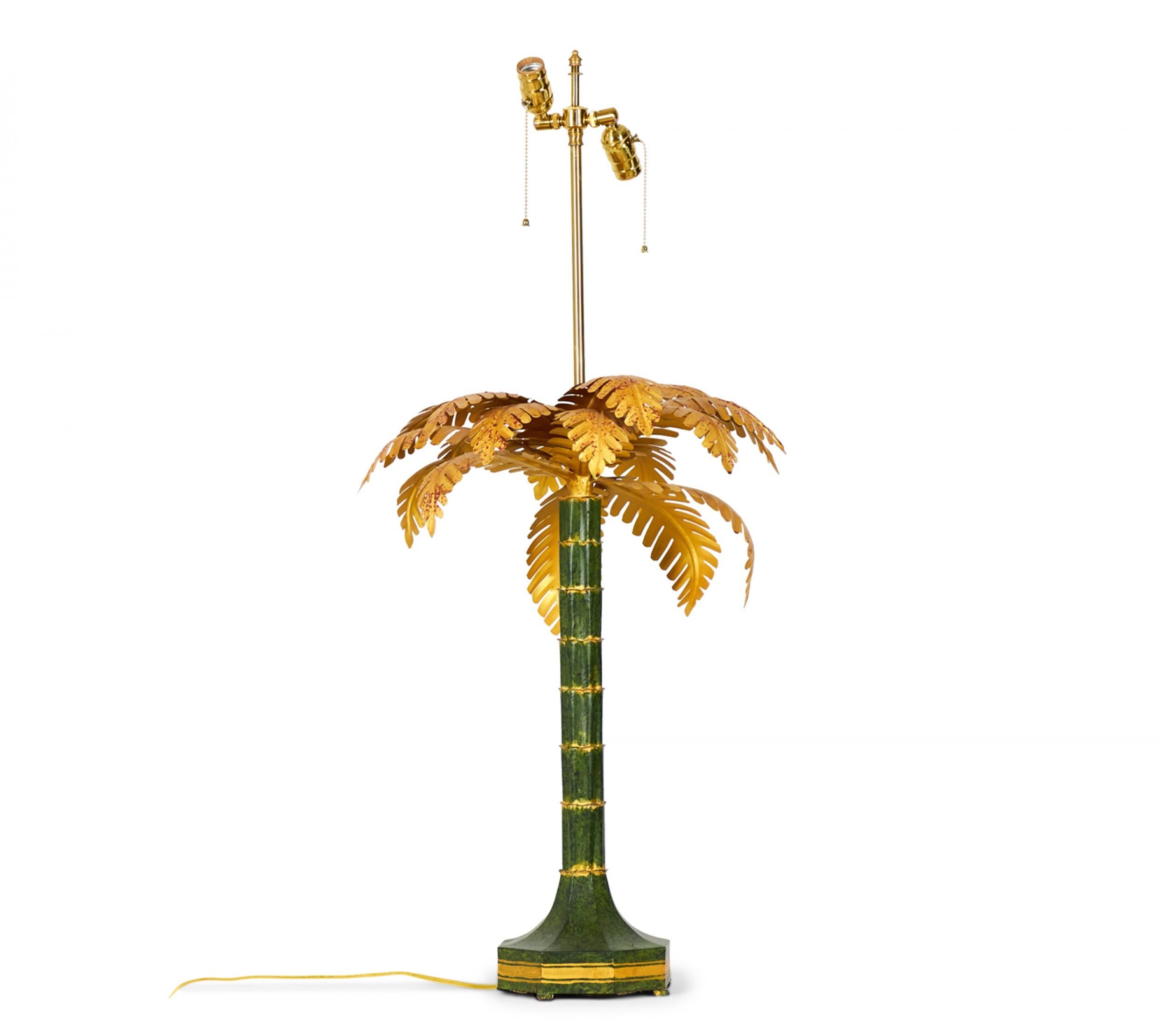 Coppia di lampade da tavolo cinesi vintage a forma di palma, dipinte con foglie dorate e tronchi verdi, poggiate su basi ottagonali e montate con ferramenta in ottone. (PREZZO A COPPIA)

Viene spedito senza paralume.