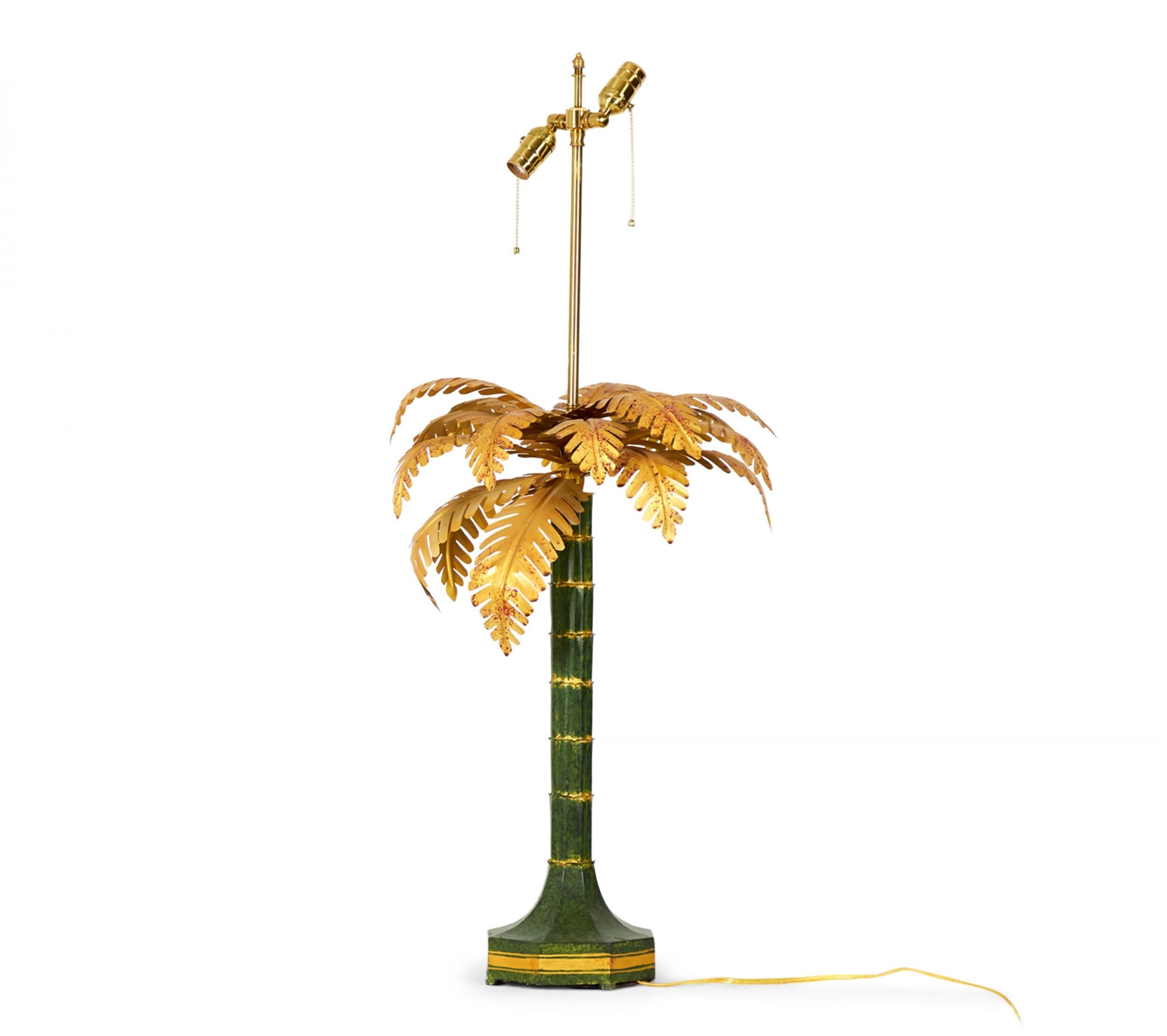 Esportazione cinese Coppia di lampade da tavolo cinesi d'epoca in oro e verde a forma di albero di palma in vendita