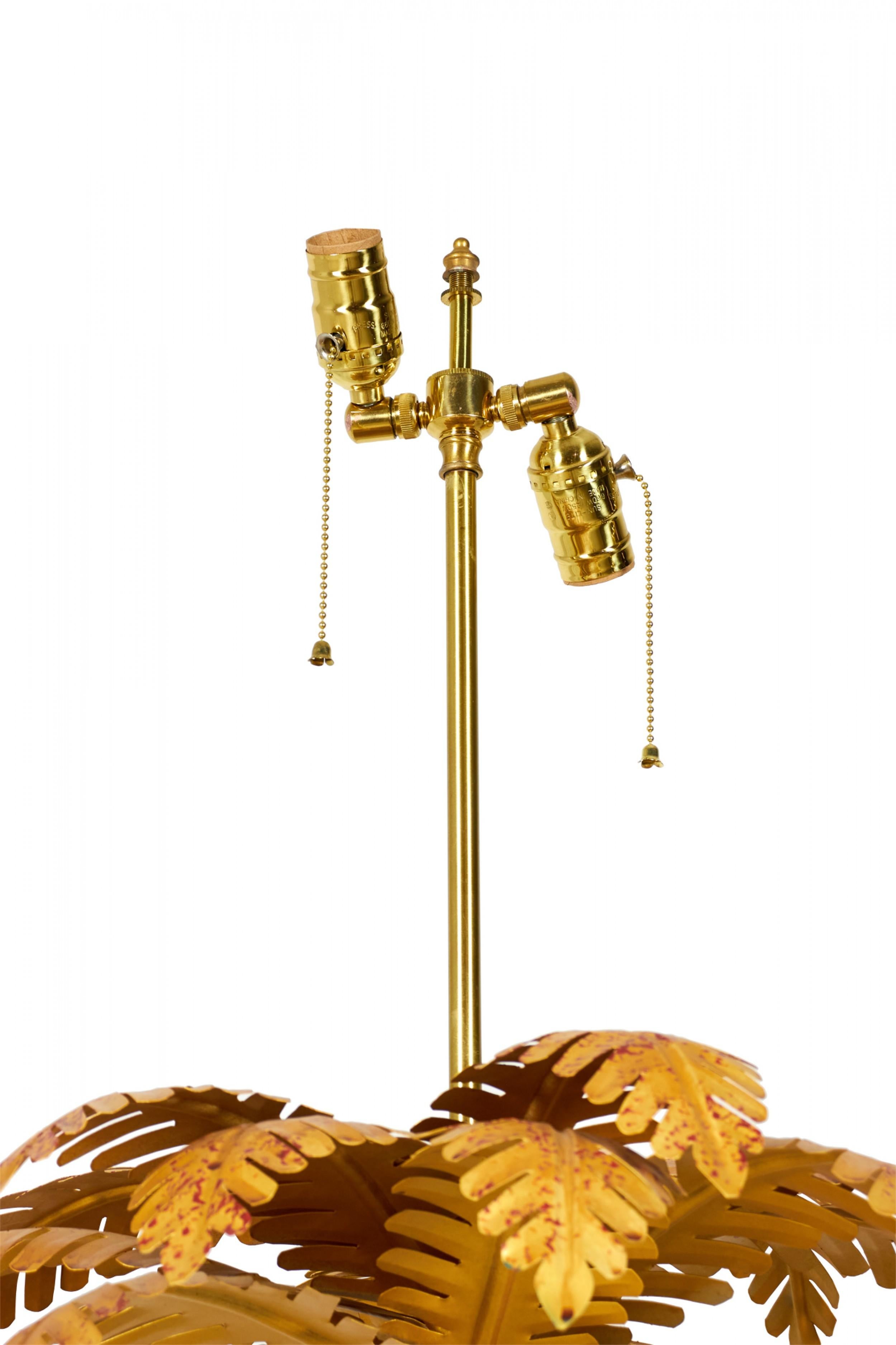 Cinese Coppia di lampade da tavolo cinesi d'epoca in oro e verde a forma di albero di palma in vendita