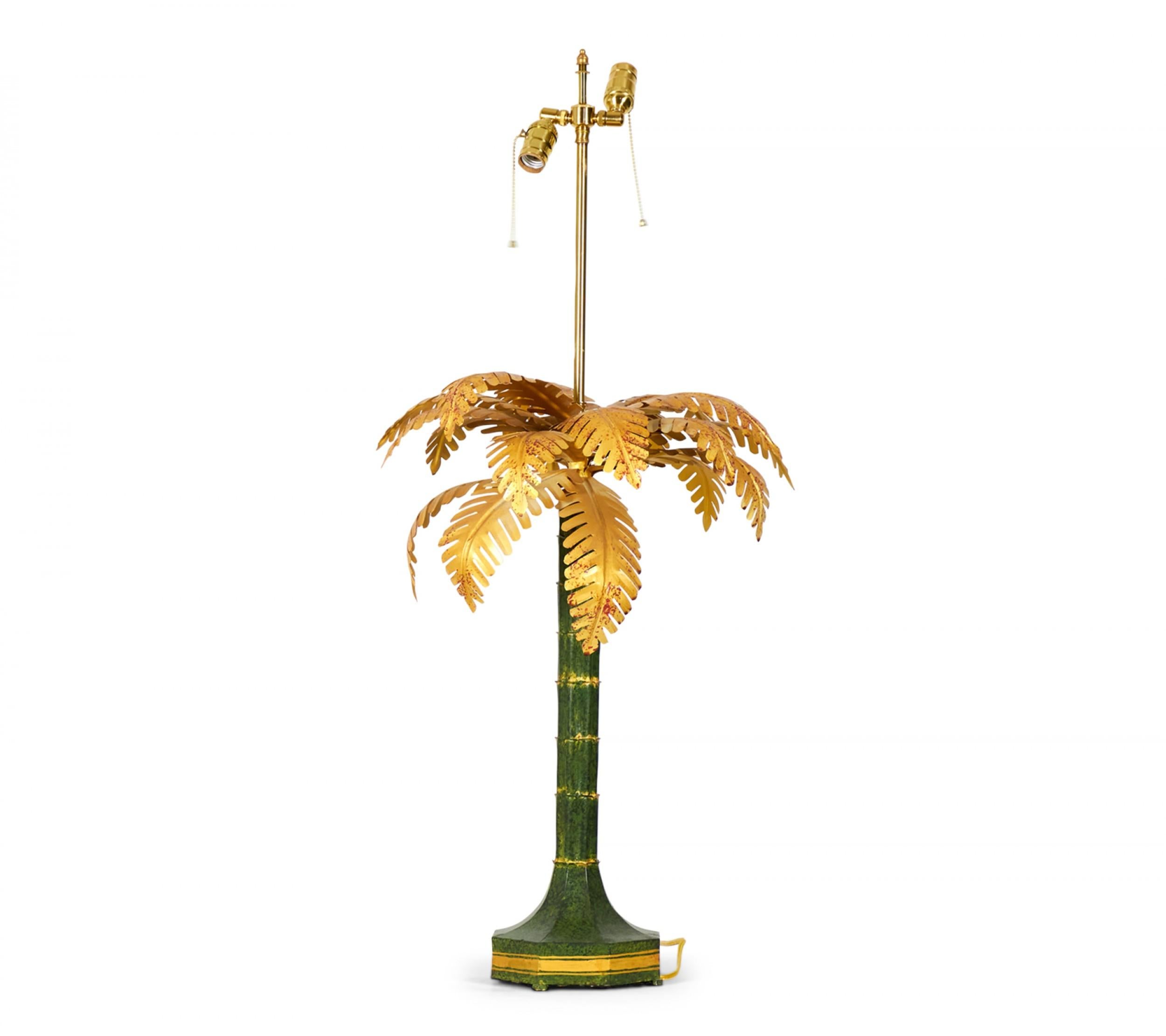 Dipinto a mano Coppia di lampade da tavolo cinesi d'epoca in oro e verde a forma di albero di palma in vendita
