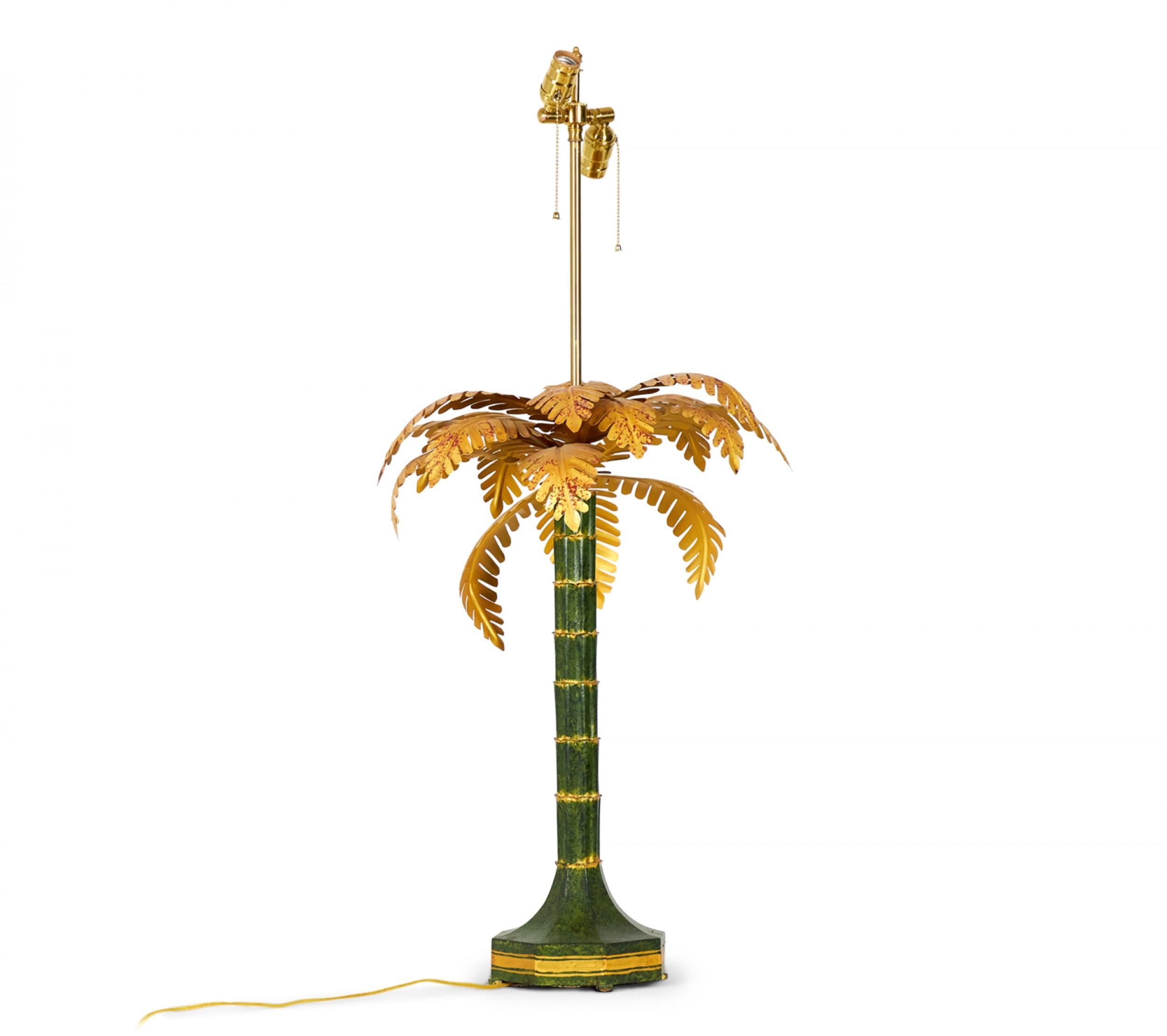 Coppia di lampade da tavolo cinesi d'epoca in oro e verde a forma di albero di palma In condizioni buone in vendita a Queens, NY