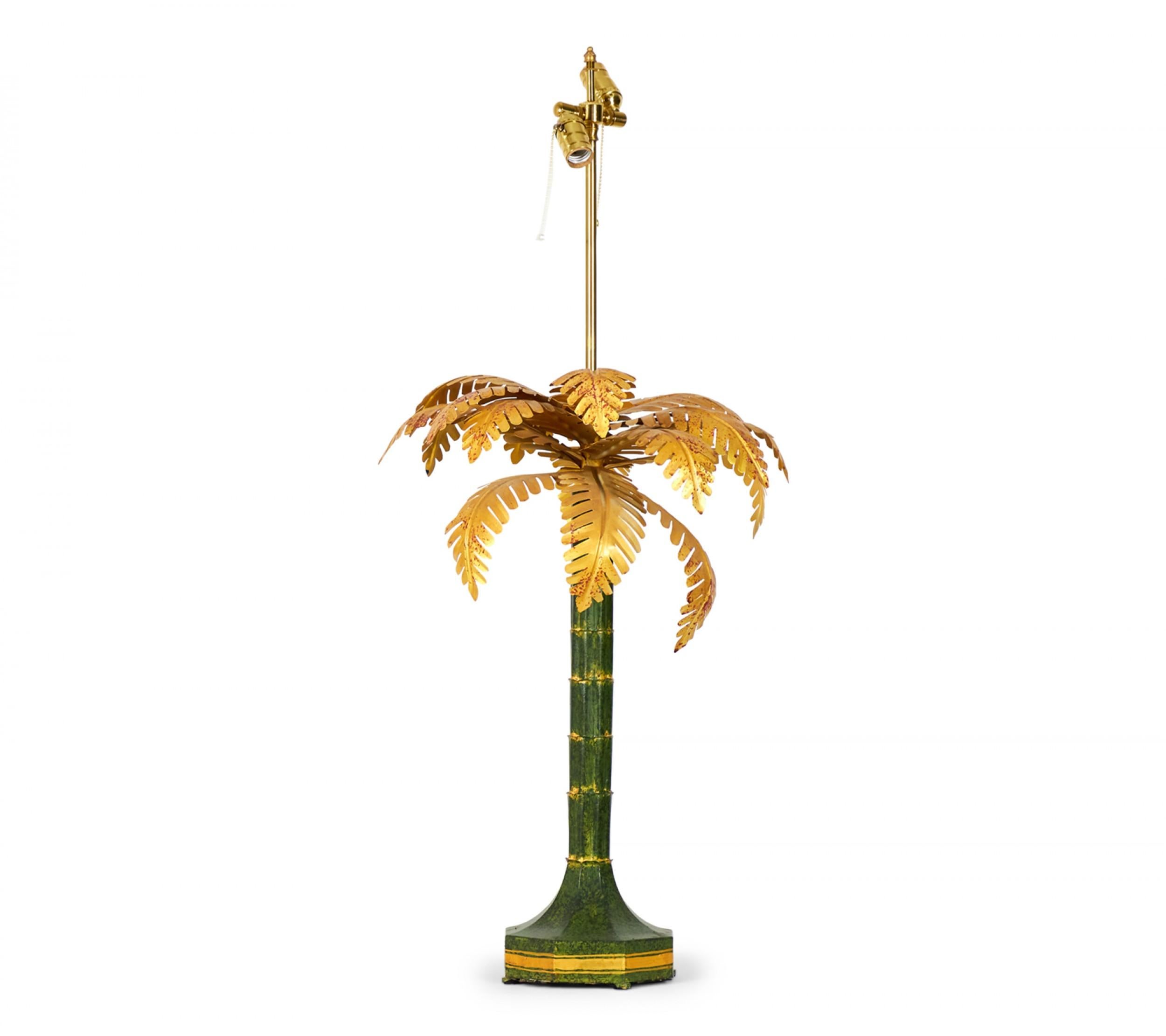 Ottone Coppia di lampade da tavolo cinesi d'epoca in oro e verde a forma di albero di palma in vendita