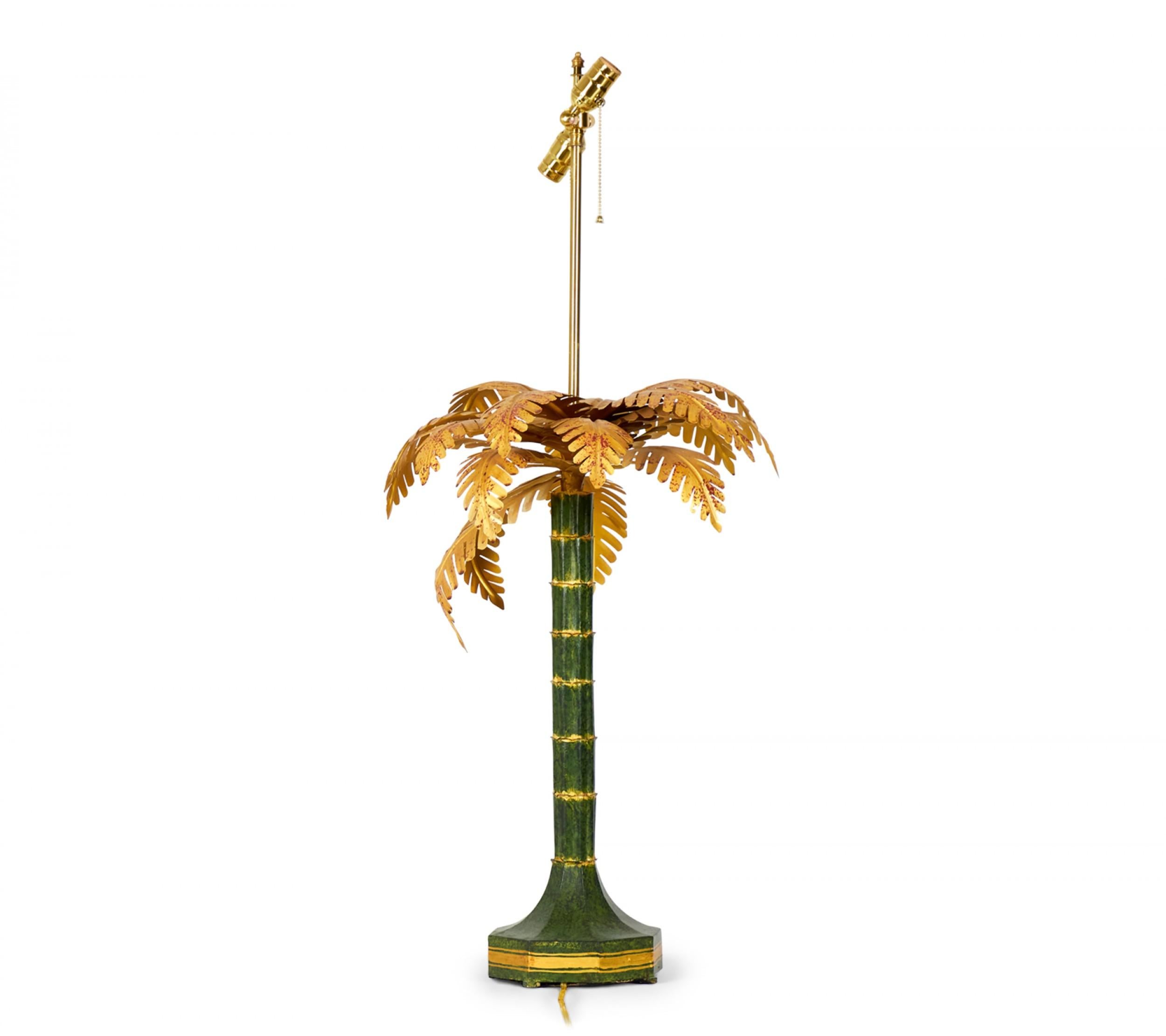 Coppia di lampade da tavolo cinesi d'epoca in oro e verde a forma di albero di palma in vendita 1