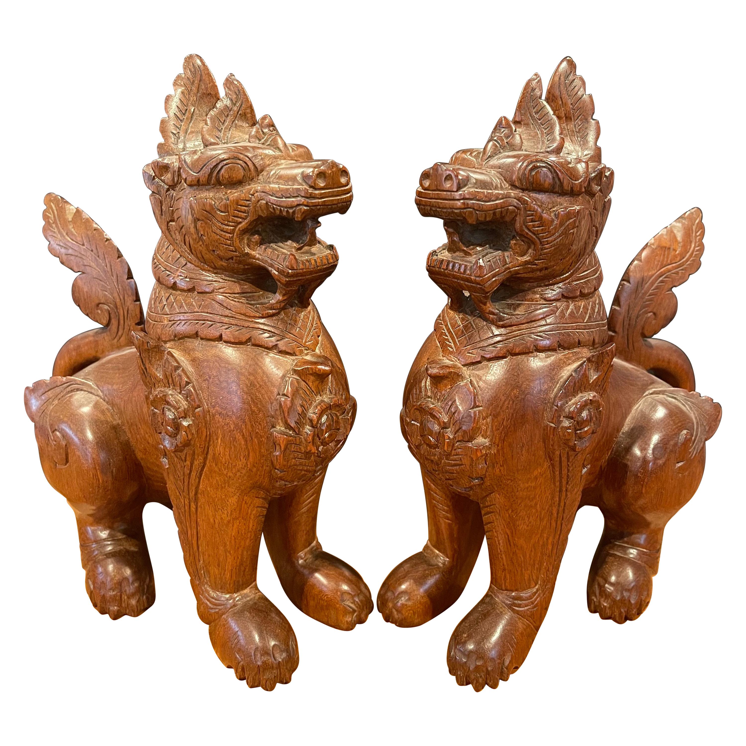 Paire de chiens Foo chinois vintage en bois dur sculptés à la main