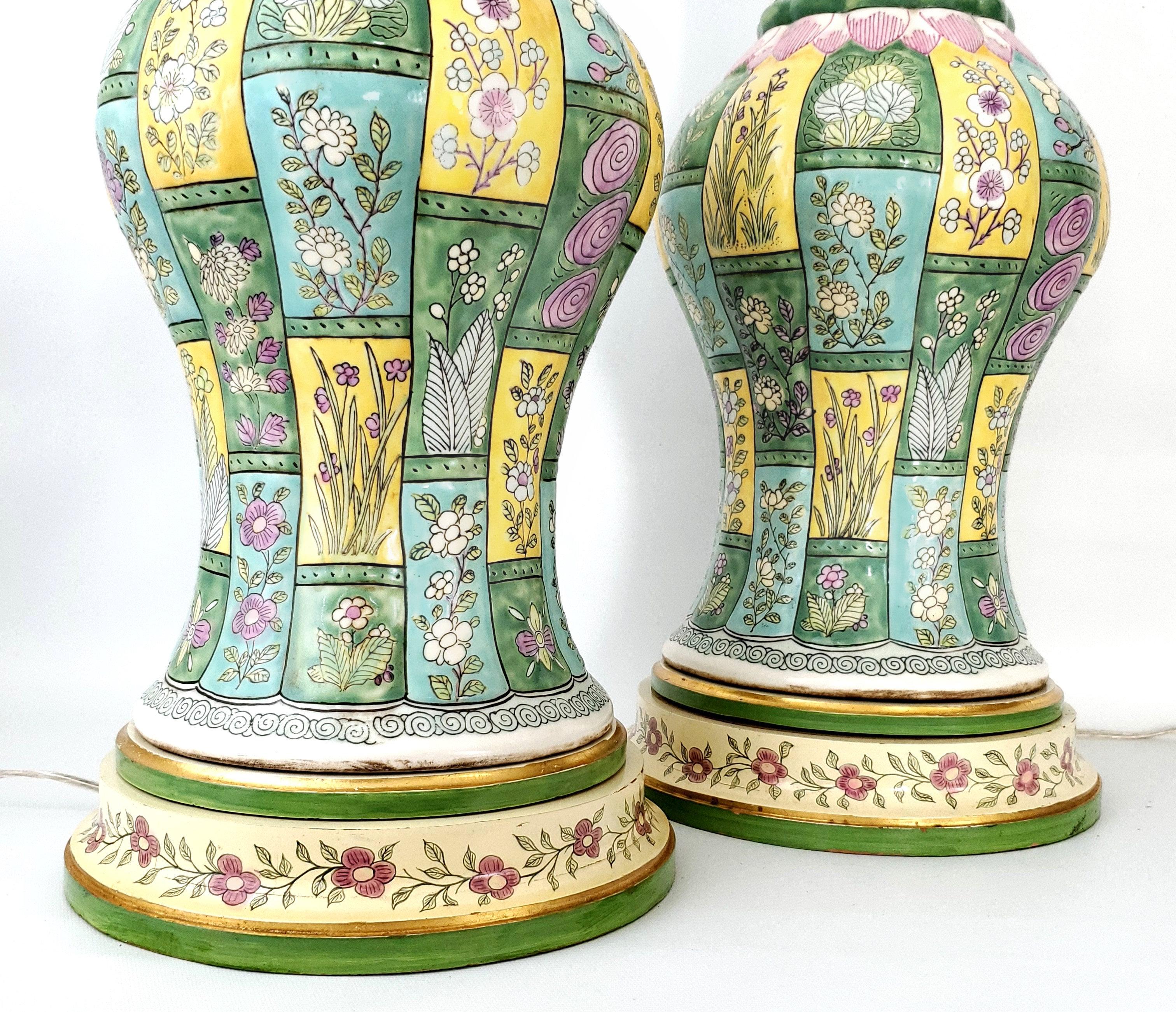 Paar chinesische Baluster-Tischlampen aus Porzellan im Vintage-Stil mit Leinen- und Seidenschirmen im Angebot 2