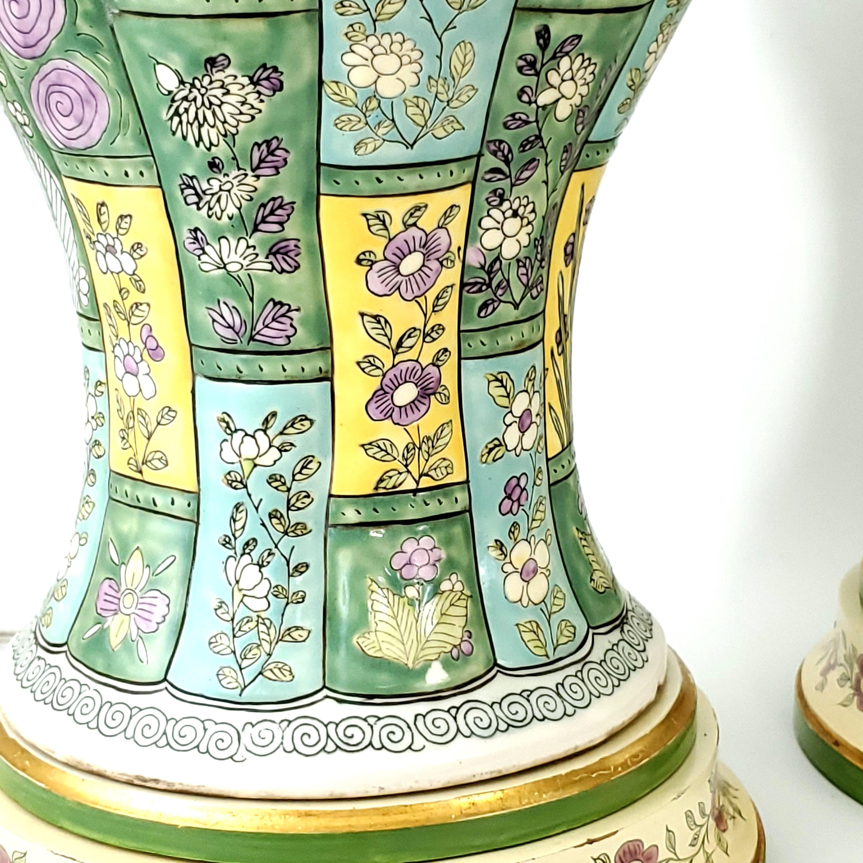 Paar chinesische Baluster-Tischlampen aus Porzellan im Vintage-Stil mit Leinen- und Seidenschirmen im Angebot 3