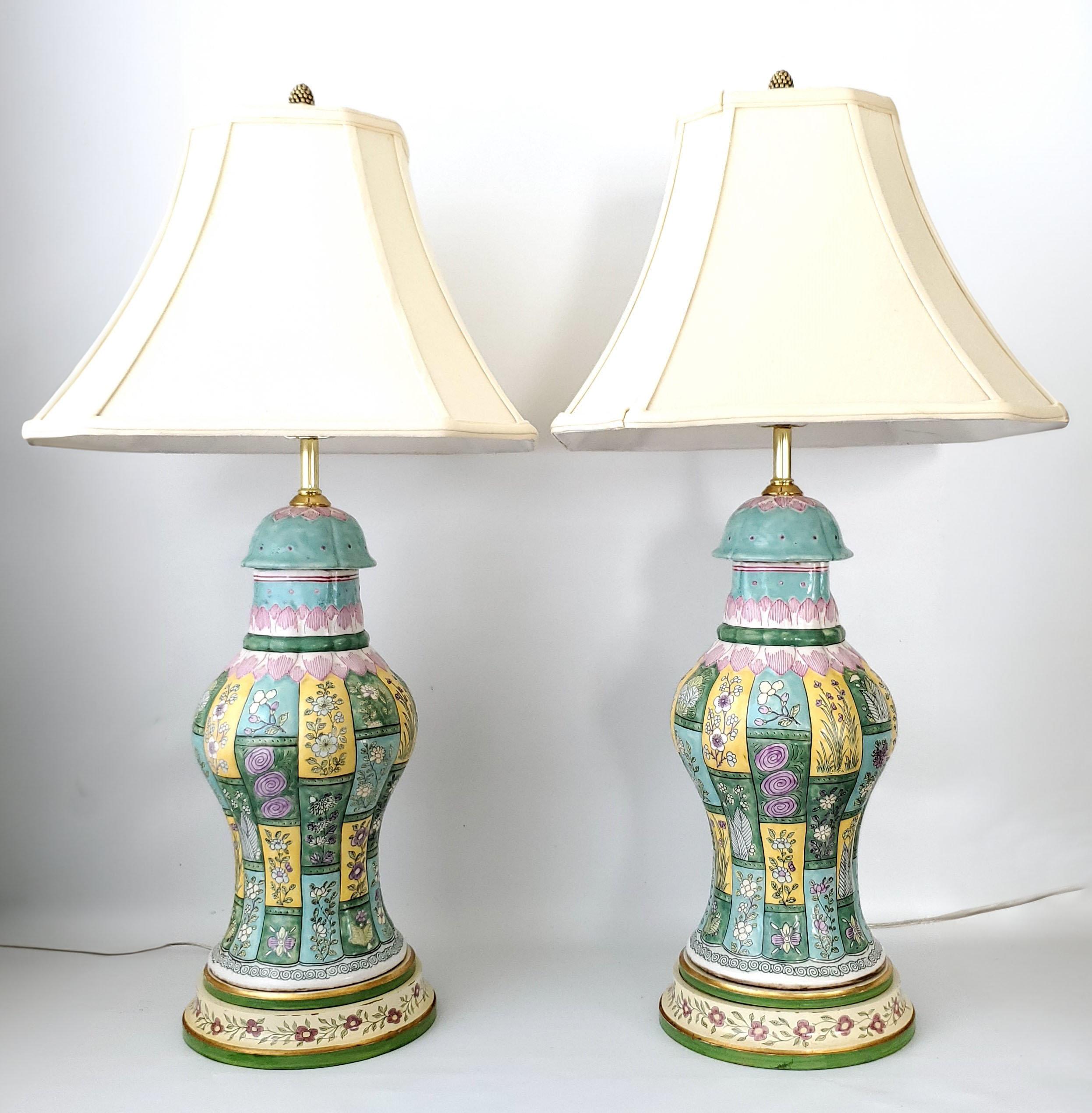 Peint à la main Paire de lampes de table vintage à balustre en porcelaine chinoise avec abat-jour en lin et soie en vente