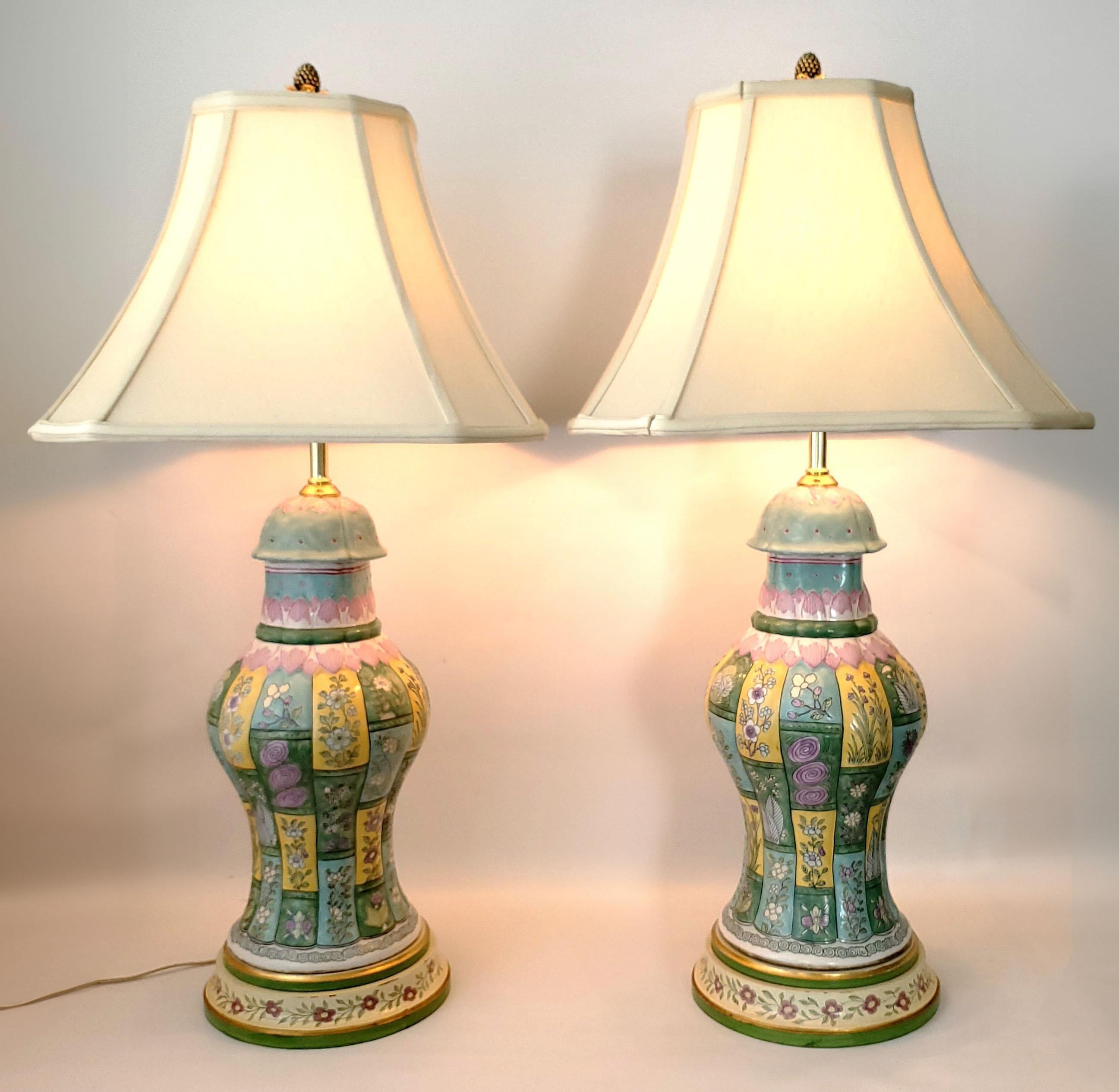 Paar chinesische Baluster-Tischlampen aus Porzellan im Vintage-Stil mit Leinen- und Seidenschirmen im Zustand „Gut“ im Angebot in Miami, FL