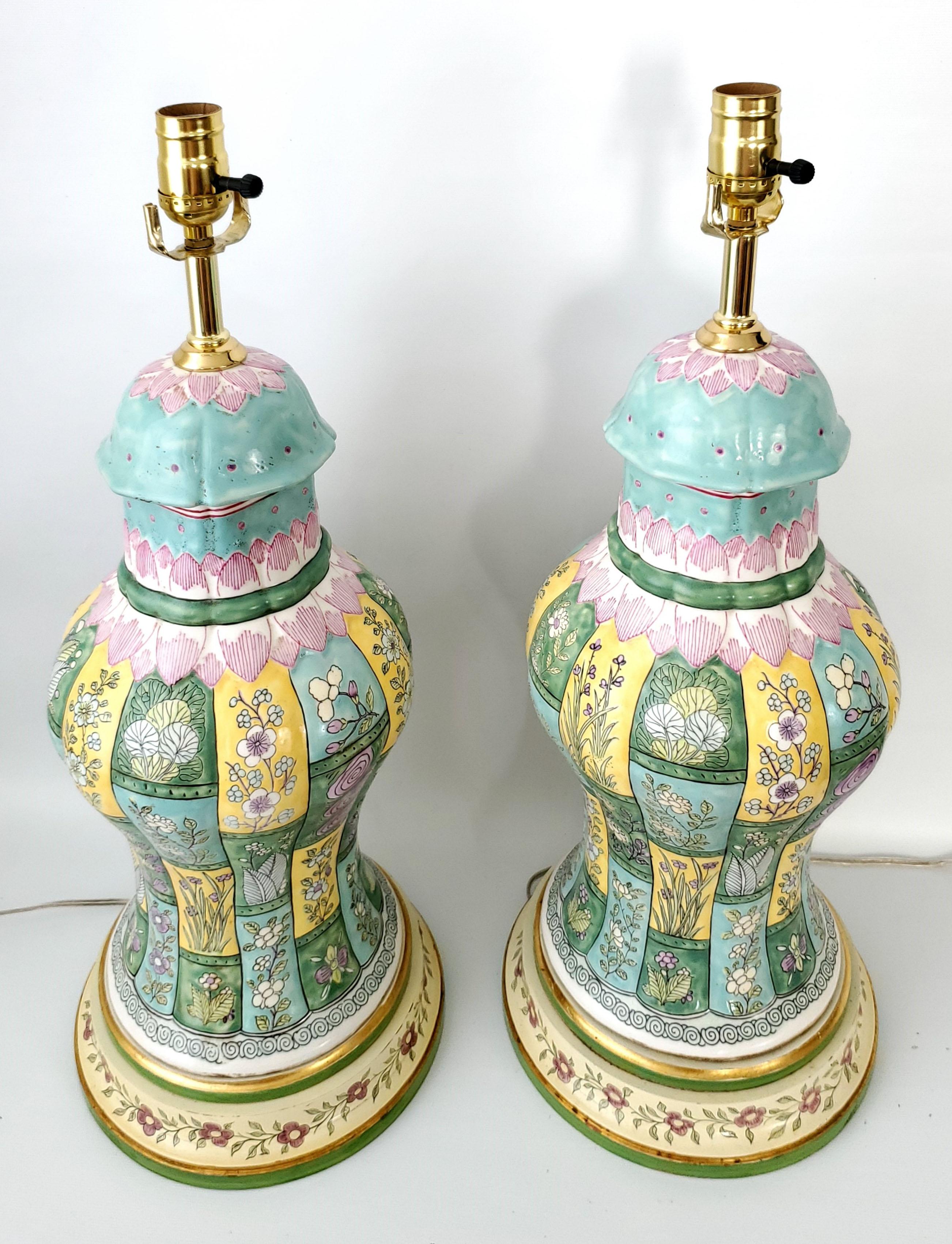 Laiton Paire de lampes de table vintage à balustre en porcelaine chinoise avec abat-jour en lin et soie en vente