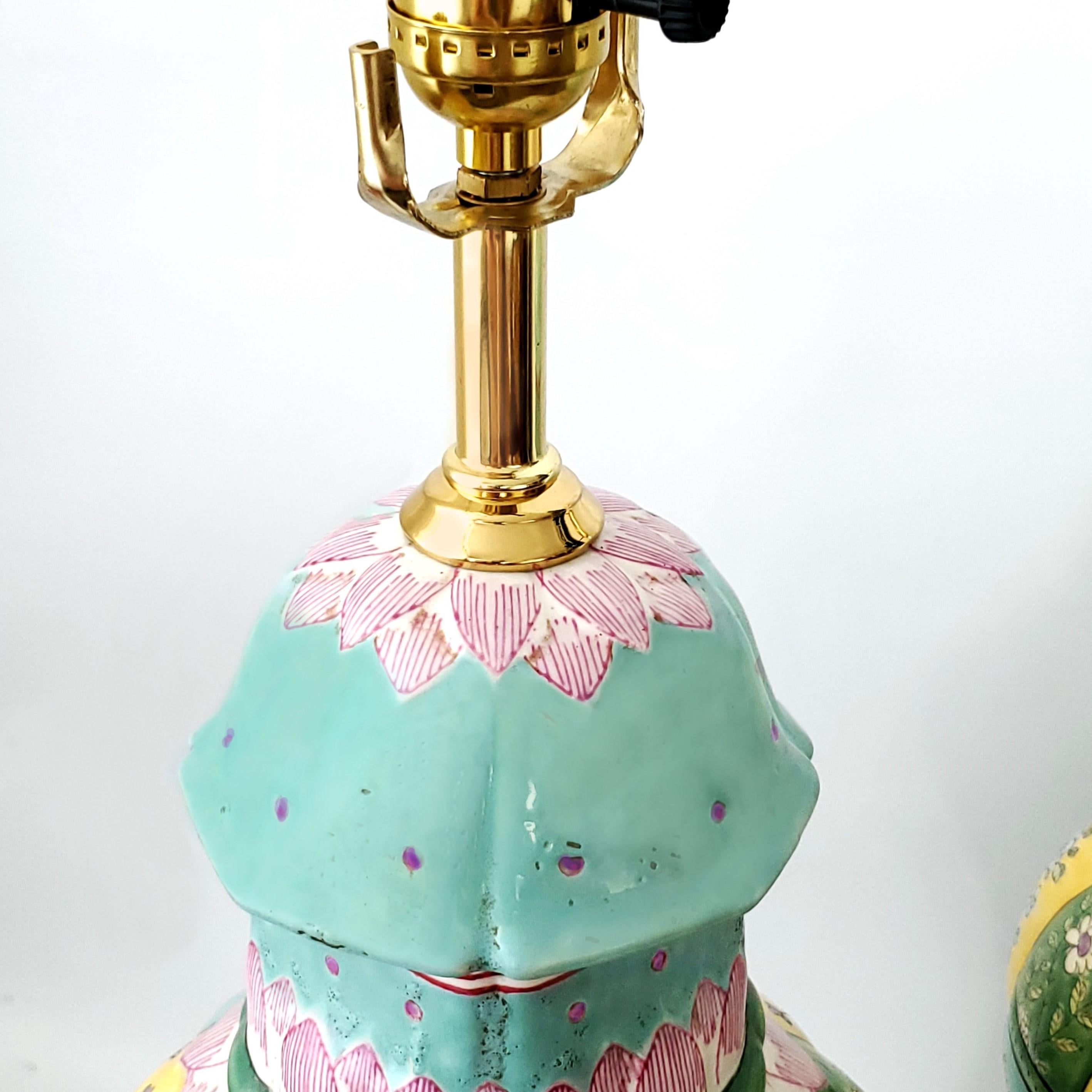 Paar chinesische Baluster-Tischlampen aus Porzellan im Vintage-Stil mit Leinen- und Seidenschirmen im Angebot 1