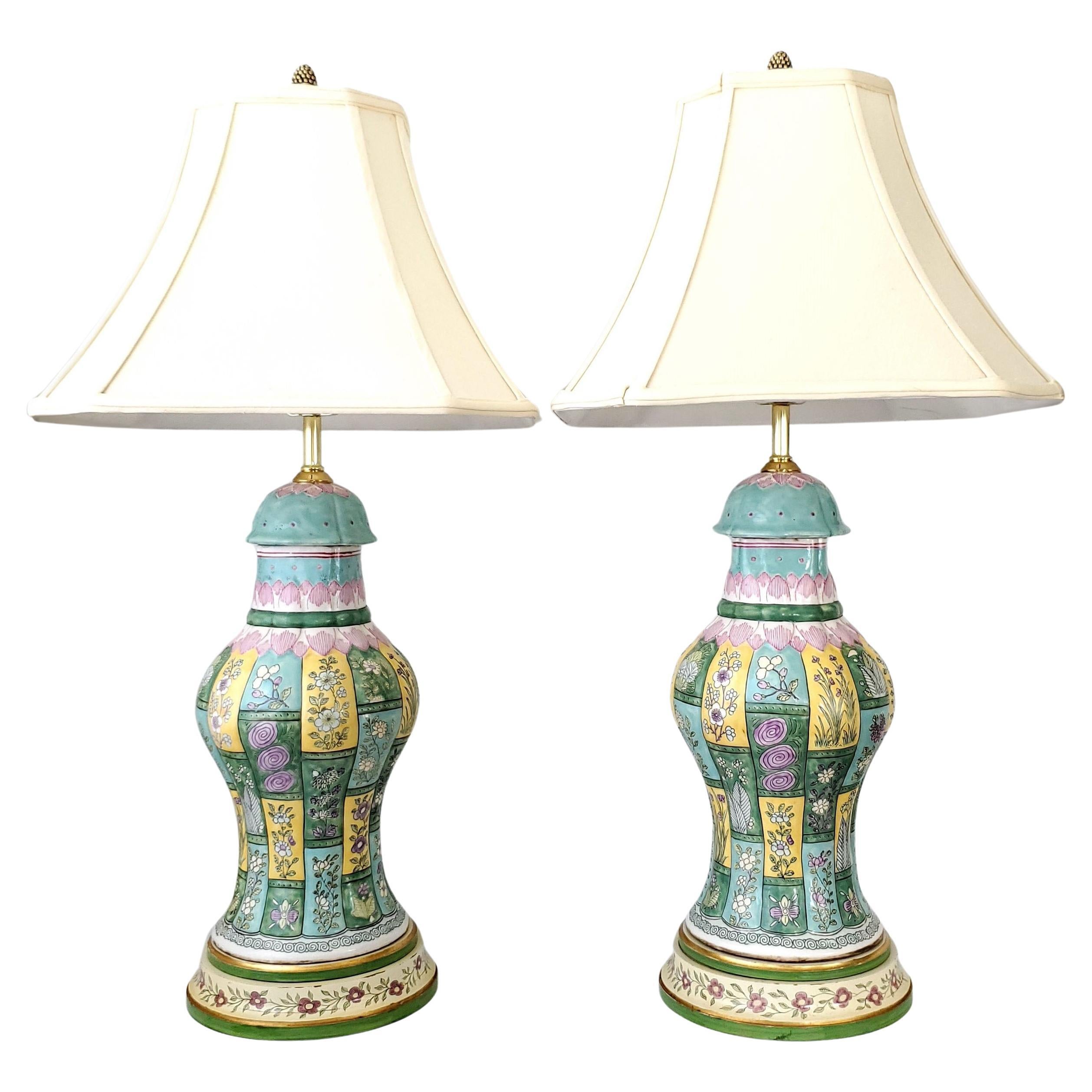Paar chinesische Baluster-Tischlampen aus Porzellan im Vintage-Stil mit Leinen- und Seidenschirmen im Angebot