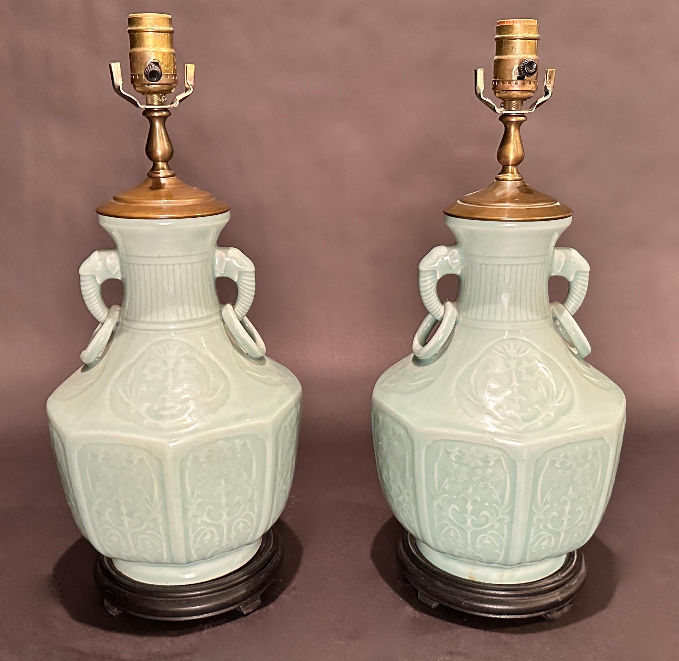 Lampes sur mesure fabriquées à partir de vases céladon chinois d'époque. Deux poignées d'éléphant avec anneaux. Forme octogonale avec panneaux ornés... Toutes les ferrures sont en laiton patiné et montées sur des socles en bois. Prise simple à base