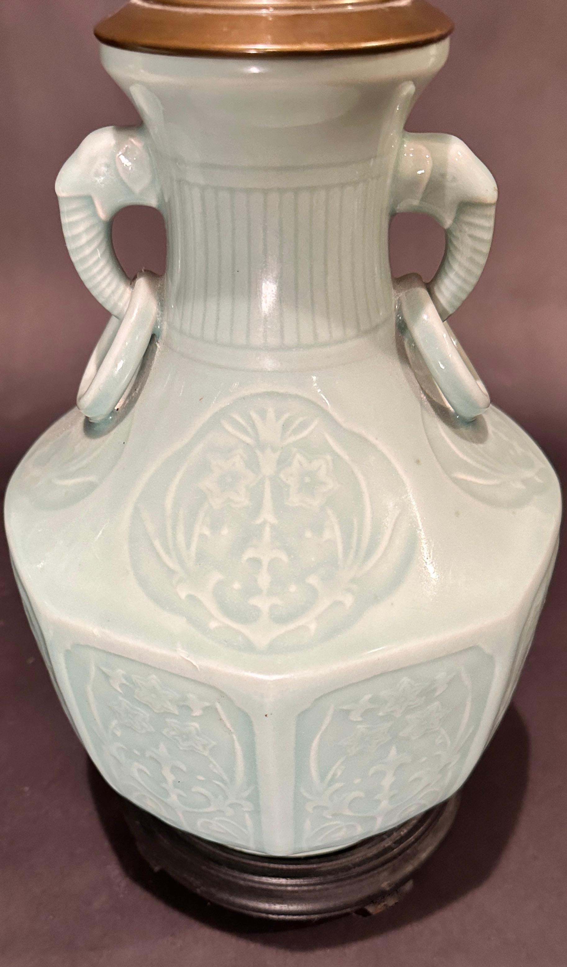 Exportation chinoise Paire de vases céladon vintage en porcelaine chinoise à utiliser comme lampes en vente