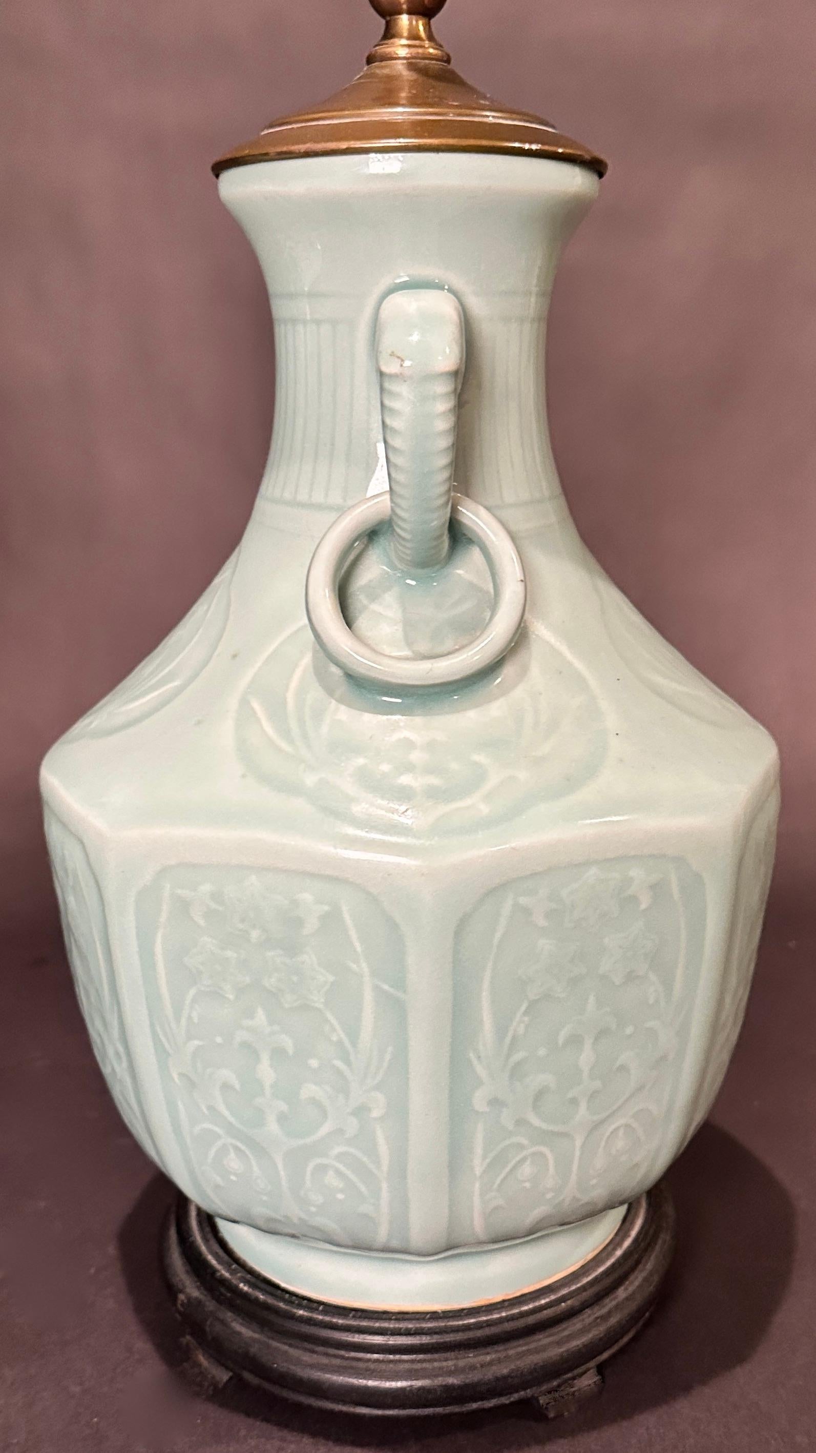 Chinois Paire de vases céladon vintage en porcelaine chinoise à utiliser comme lampes en vente