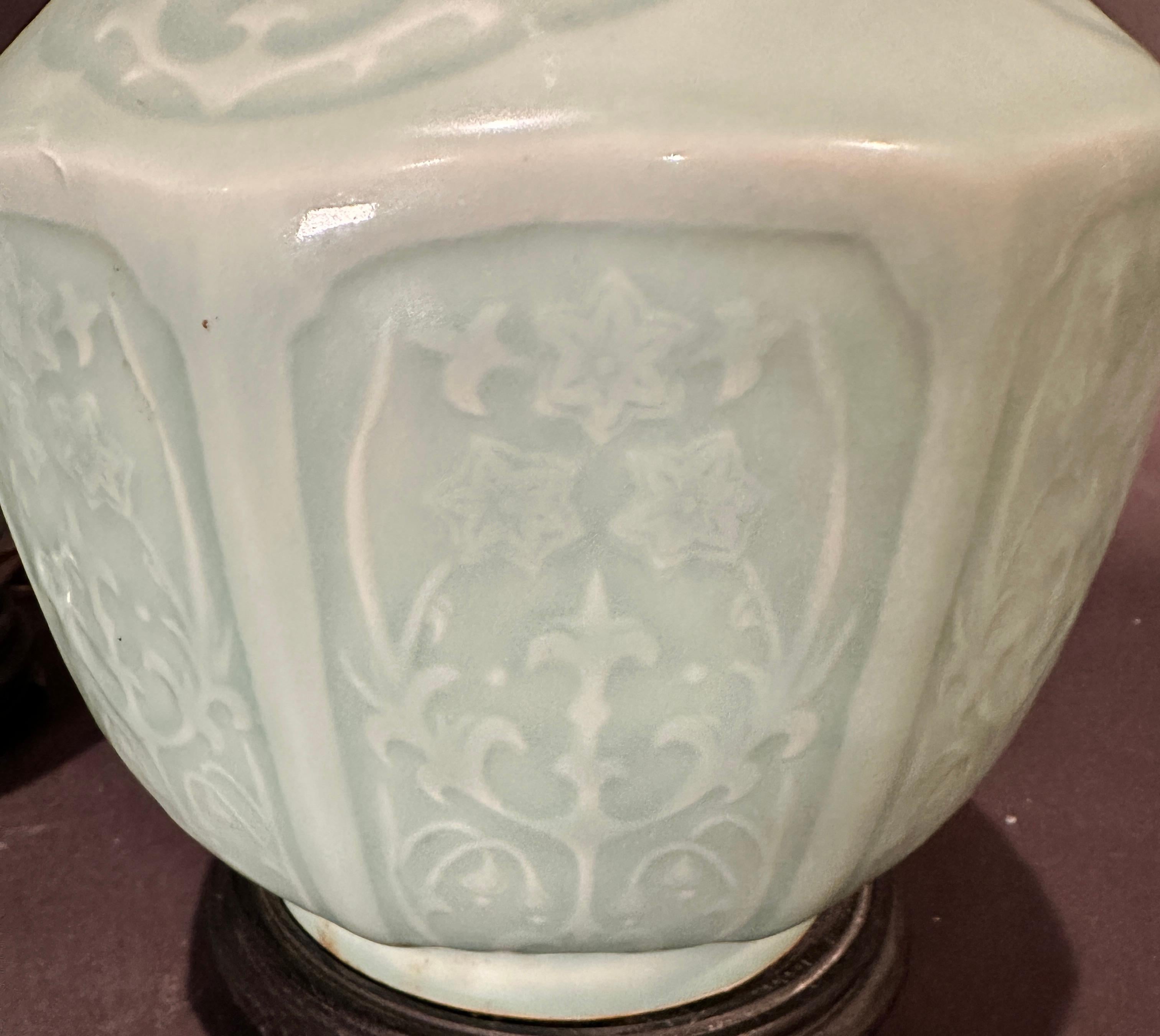 Paire de vases céladon vintage en porcelaine chinoise à utiliser comme lampes Bon état - En vente à Norwood, NJ