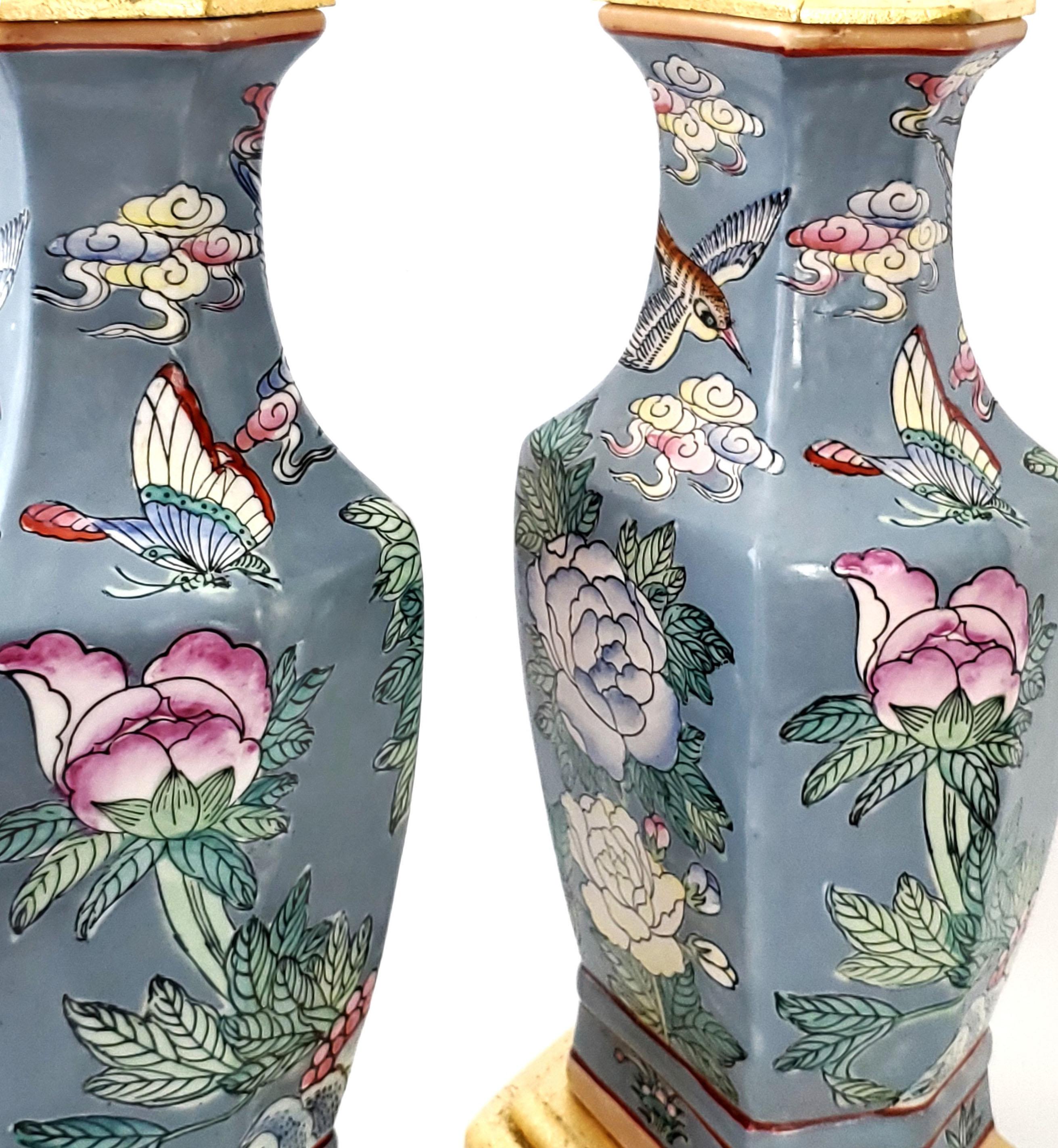Paar chinesische Vintage-Tischlampen aus Porzellan-Keramik mit rosa Lampenschirmenschirmen im Angebot 2