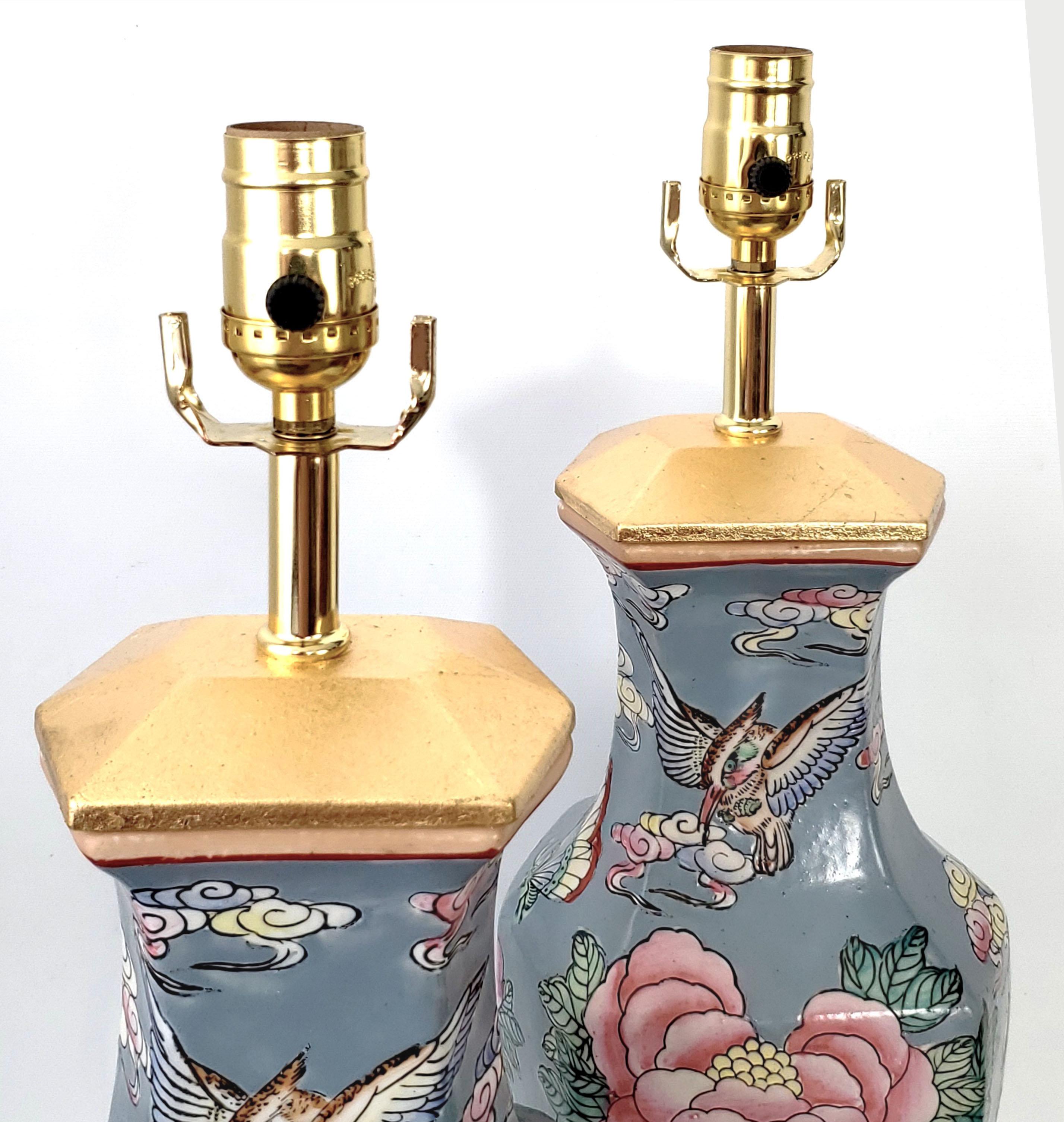 Paire de lampes de bureau vintage en céramique de porcelaine chinoise avec abat-jour rose en vente 3