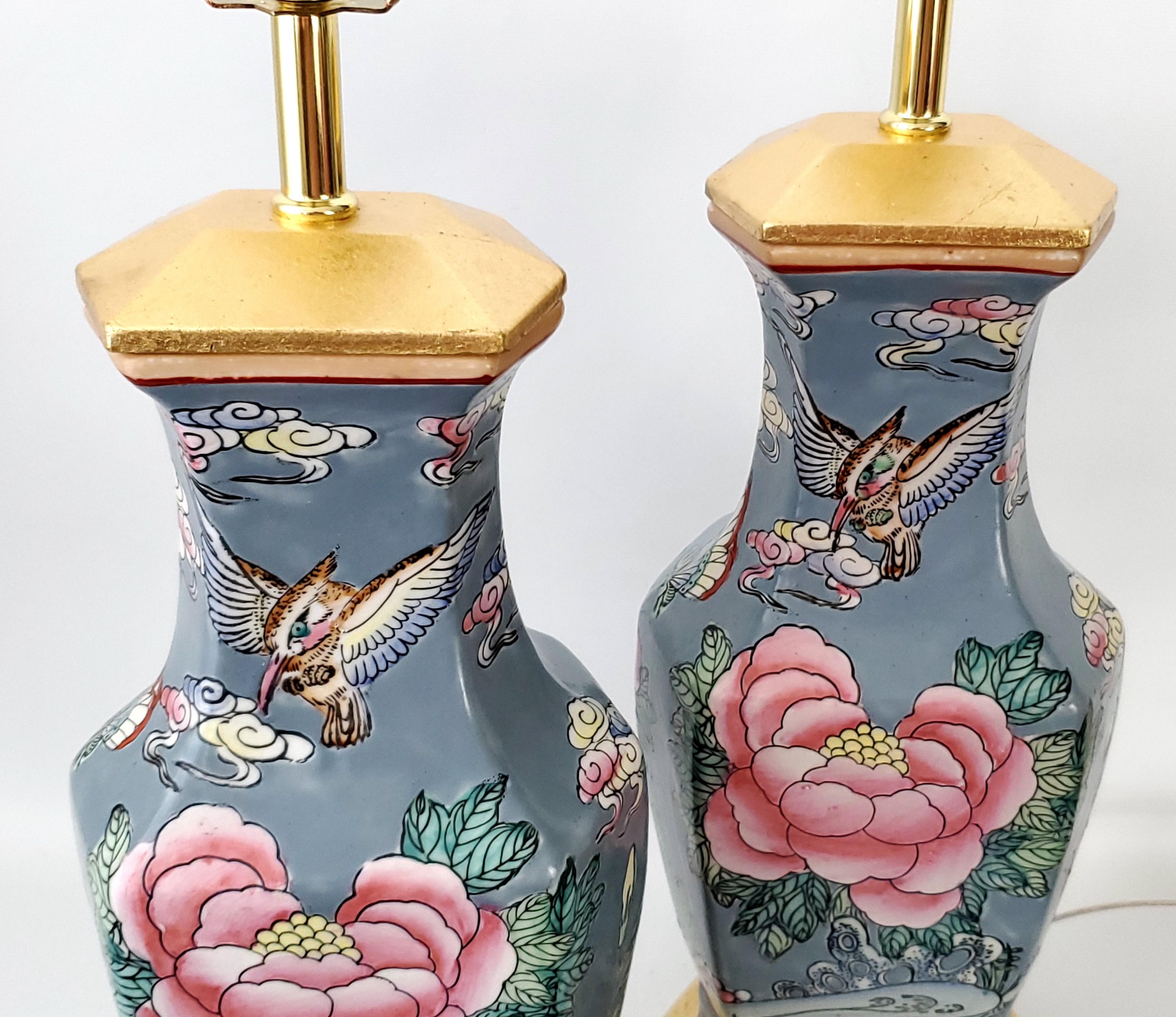 Paar chinesische Vintage-Tischlampen aus Porzellan-Keramik mit rosa Lampenschirmenschirmen im Angebot 4