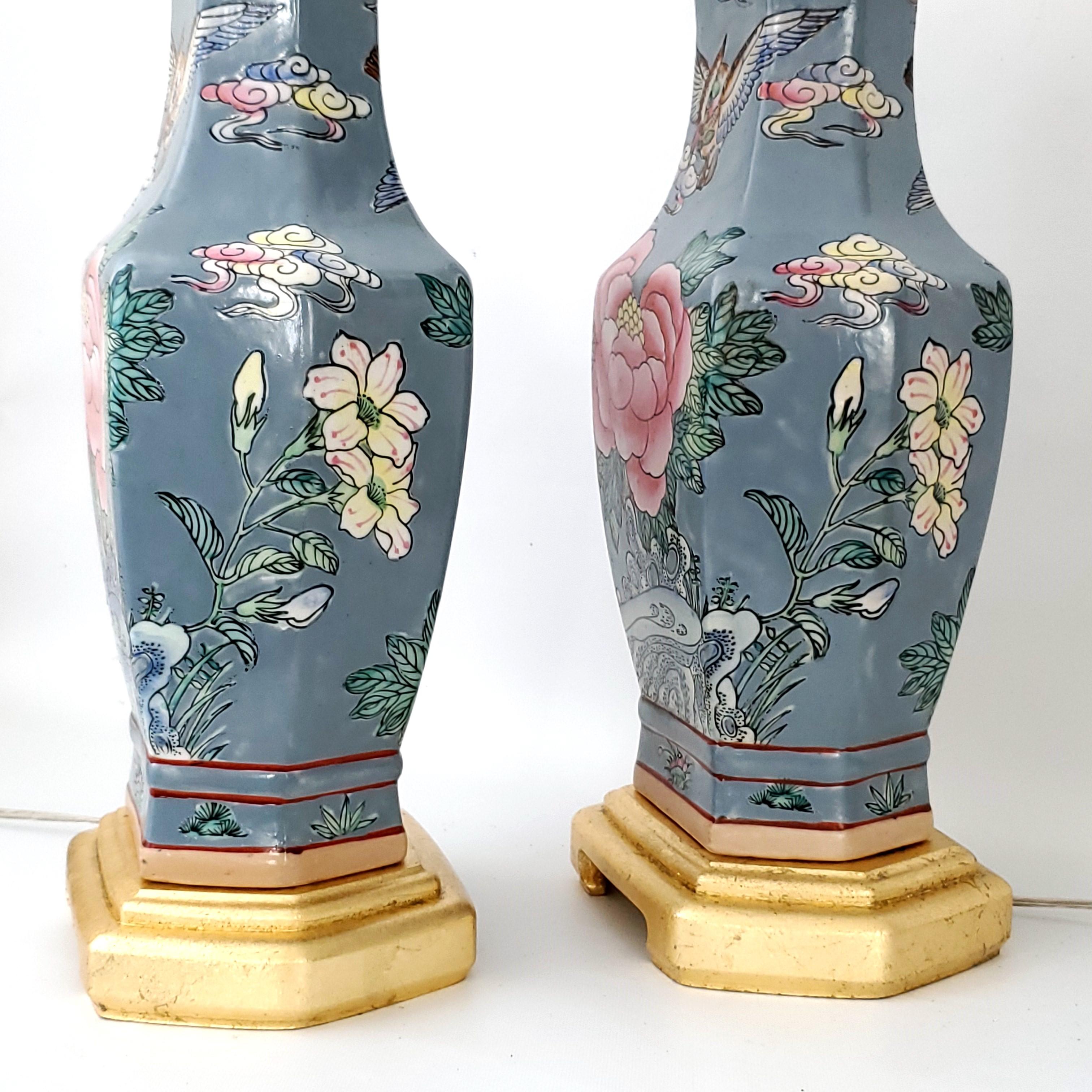 Paire de lampes de bureau vintage en céramique de porcelaine chinoise avec abat-jour rose en vente 5