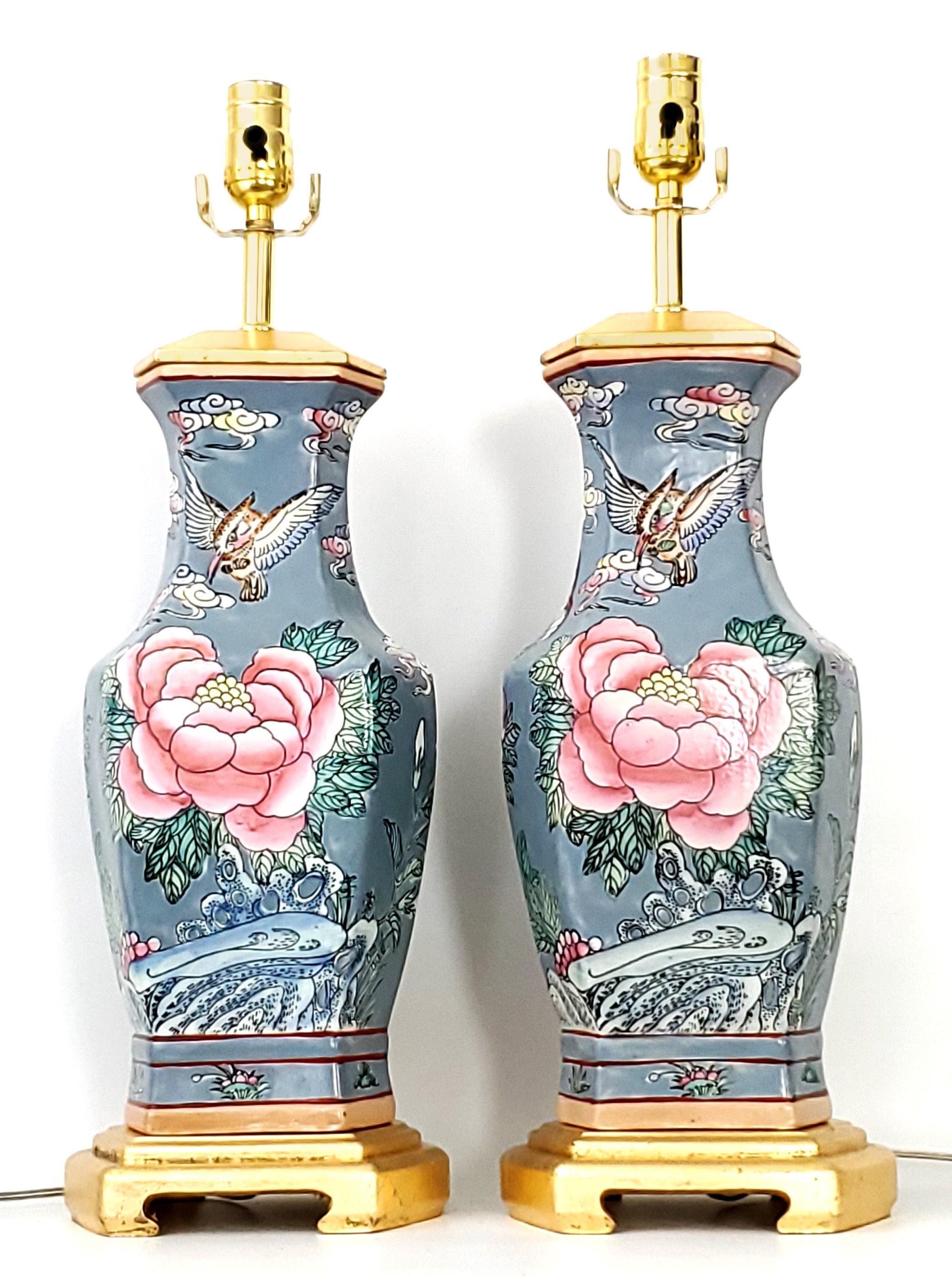 Paar chinesische Vintage-Tischlampen aus Porzellan-Keramik mit rosa Lampenschirmenschirmen (Vergoldet) im Angebot