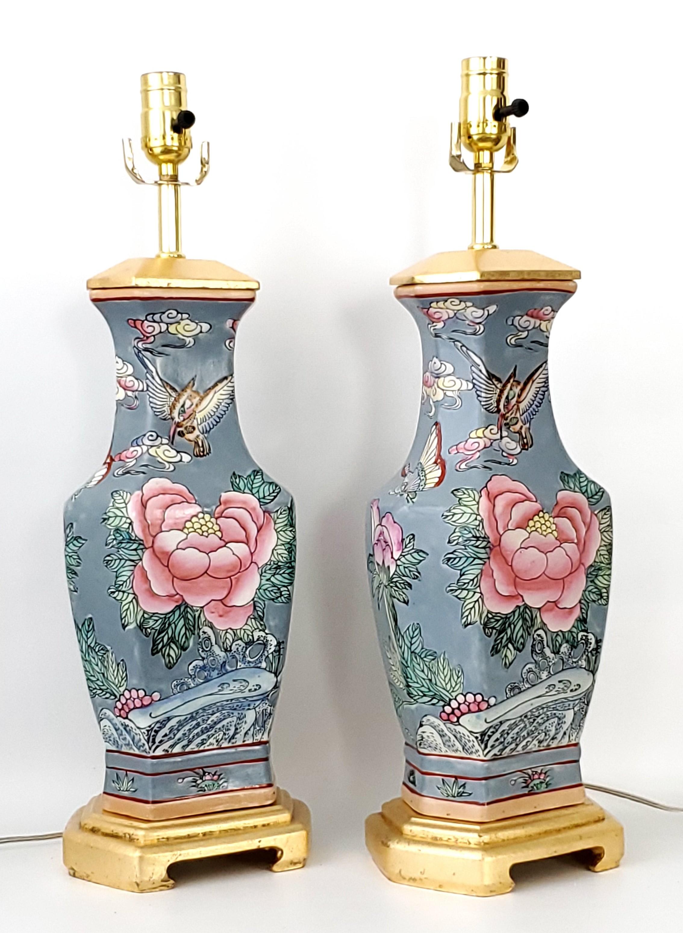 Paire de lampes de bureau vintage en céramique de porcelaine chinoise avec abat-jour rose Excellent état - En vente à Miami, FL