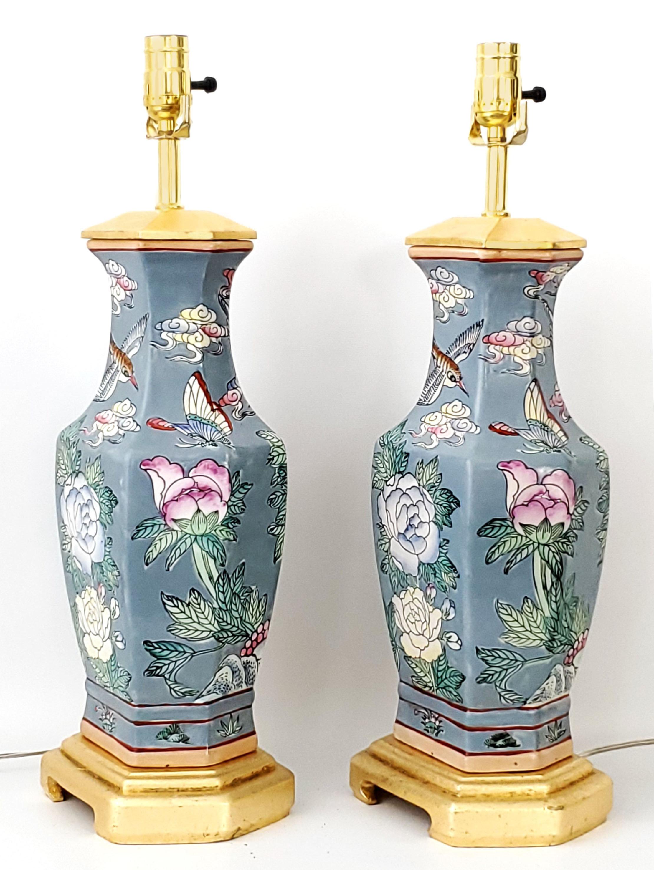 Paar chinesische Vintage-Tischlampen aus Porzellan-Keramik mit rosa Lampenschirmenschirmen (Messing) im Angebot
