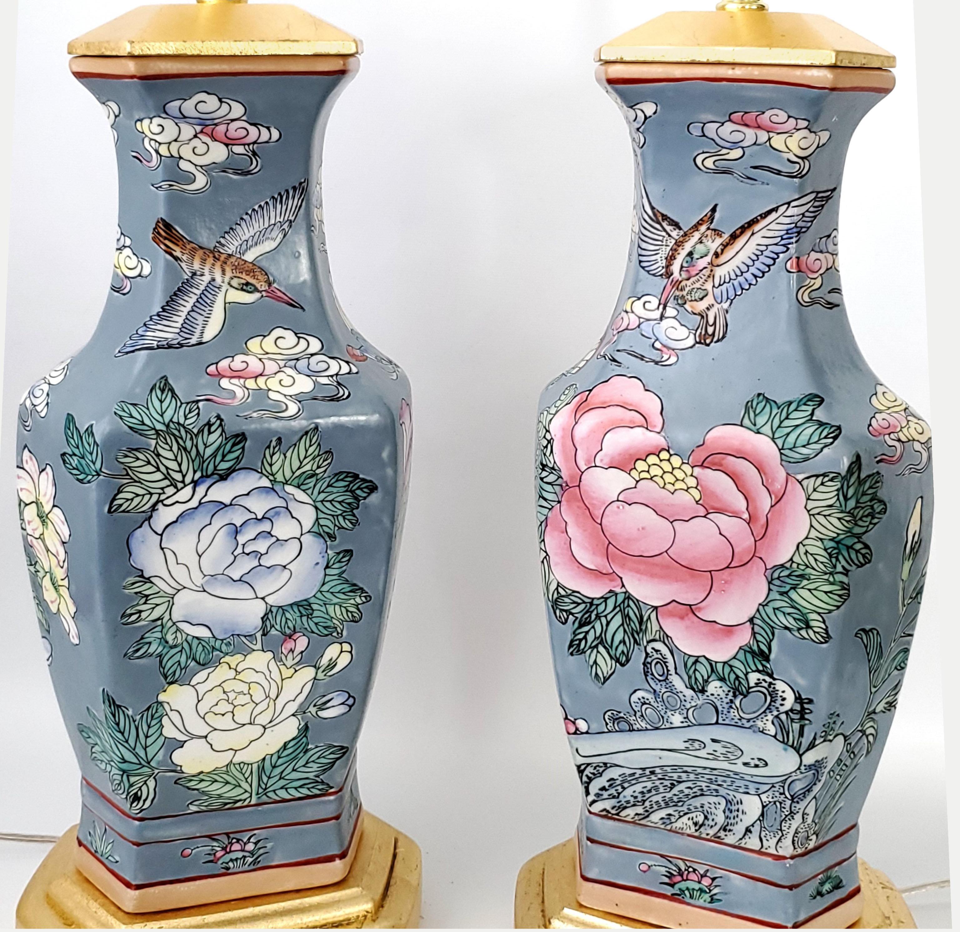 Paar chinesische Vintage-Tischlampen aus Porzellan-Keramik mit rosa Lampenschirmenschirmen im Angebot 1