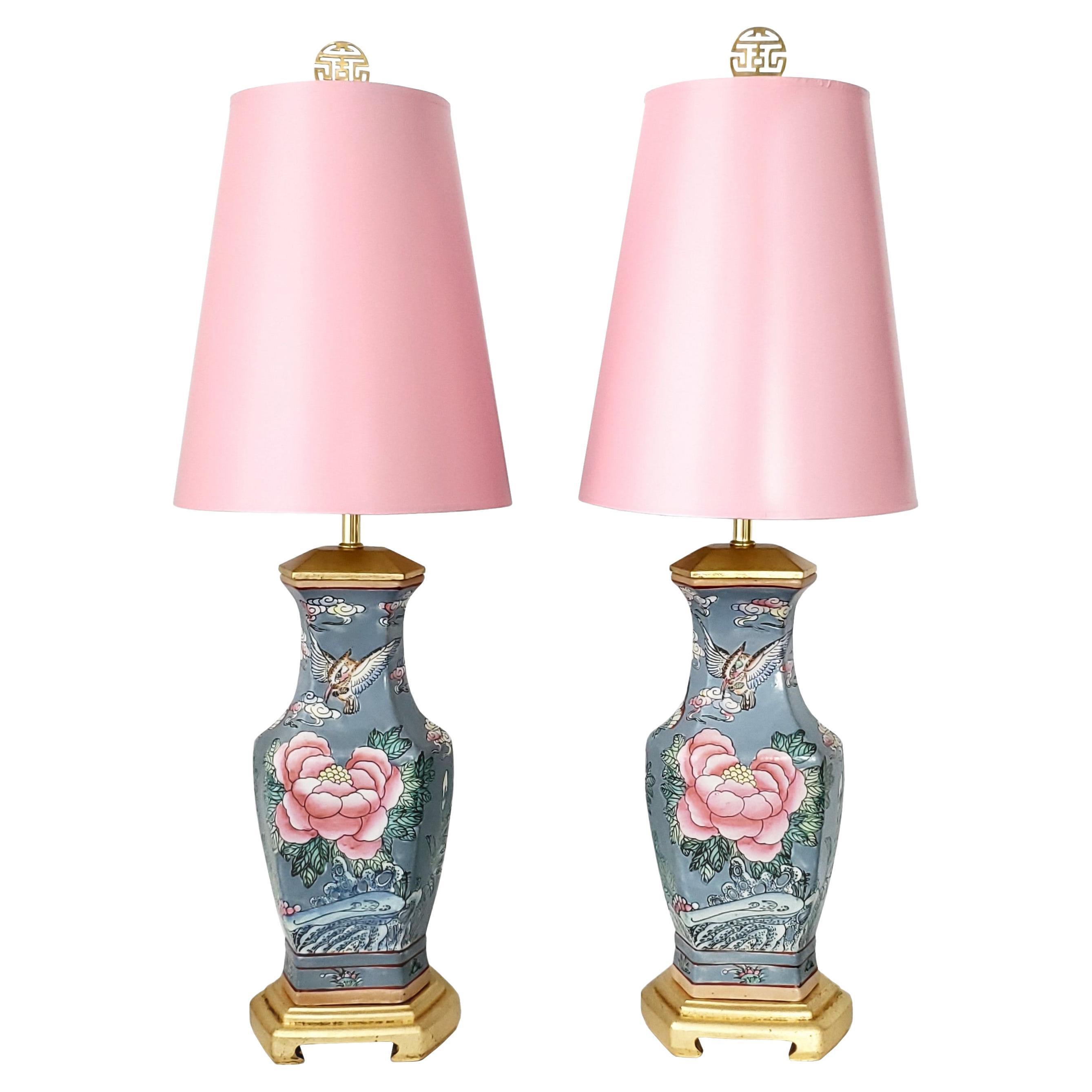 Paar chinesische Vintage-Tischlampen aus Porzellan-Keramik mit rosa Lampenschirmenschirmen im Angebot