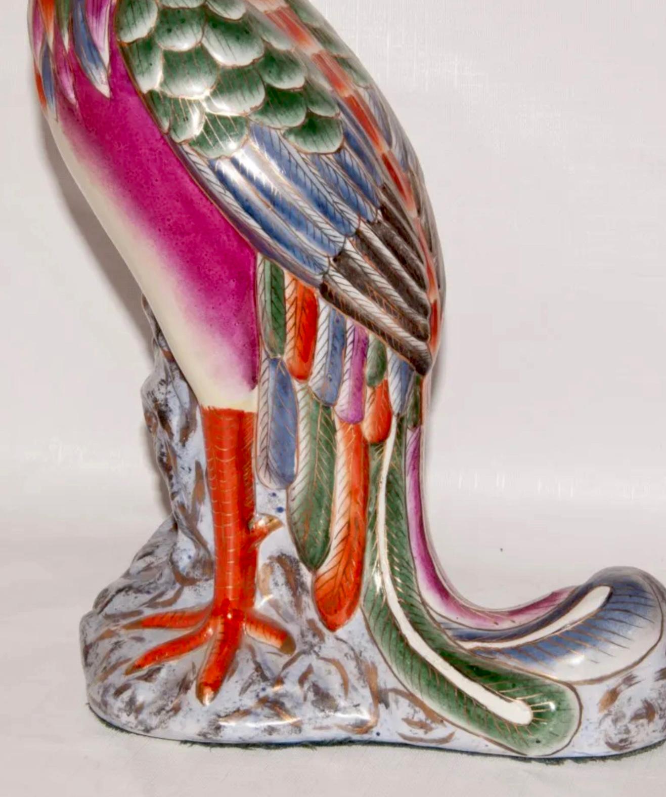 Exportation chinoise Paire de sculptures d'oiseaux Phoenix en porcelaine chinoise d'époque en vente