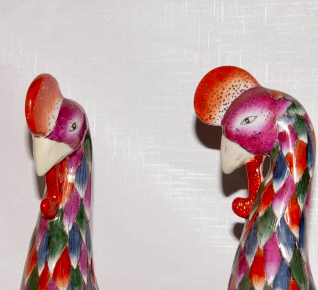 Chinois Paire de sculptures d'oiseaux Phoenix en porcelaine chinoise d'époque en vente