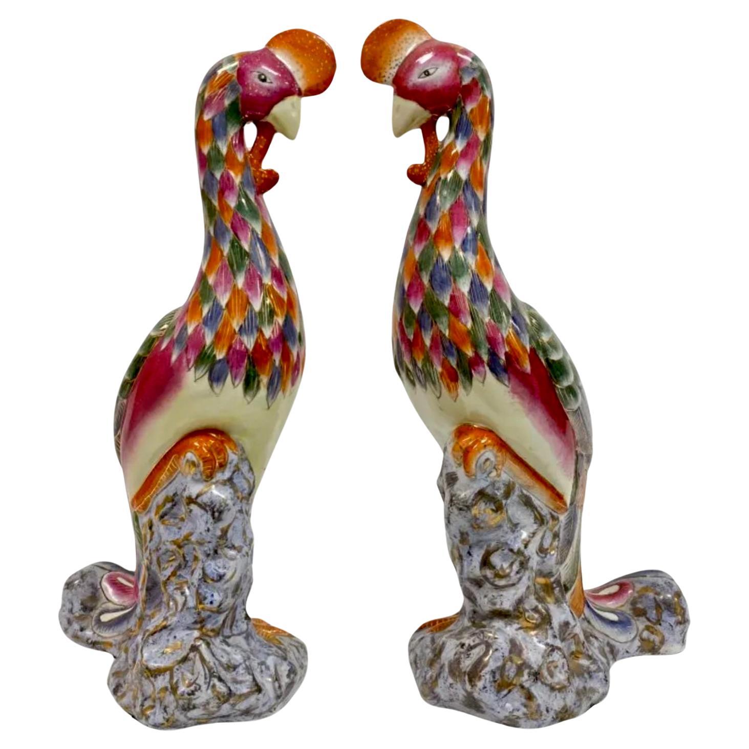 Paire de sculptures d'oiseaux Phoenix en porcelaine chinoise d'époque en vente