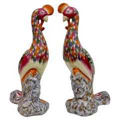 Paire de sculptures d'oiseaux Phoenix en porcelaine chinoise d'époque
