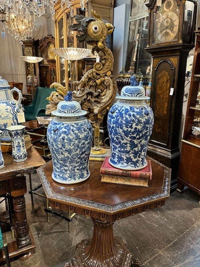 Hübsches Paar großer chinesischer Vasen aus blauem und weißem Porzellan im Vintage-Stil. Ca. 1940. Ein zeitloser und klassischer Touch für eine schöne Einrichtung.